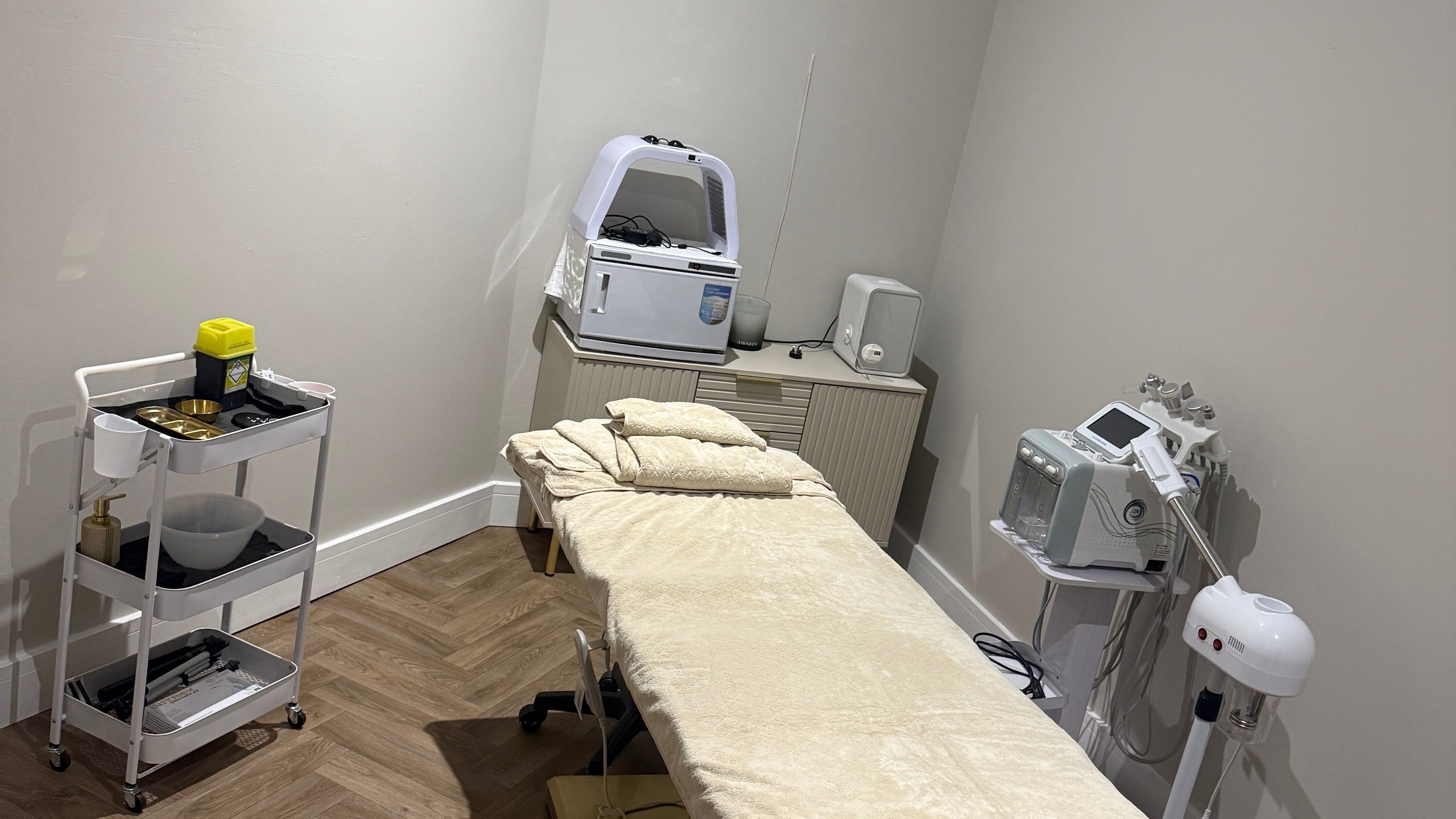 The Ivy (Wil-Glow) therapy room in Worsley, England, GB, with spa bed and modern beauty equipment.