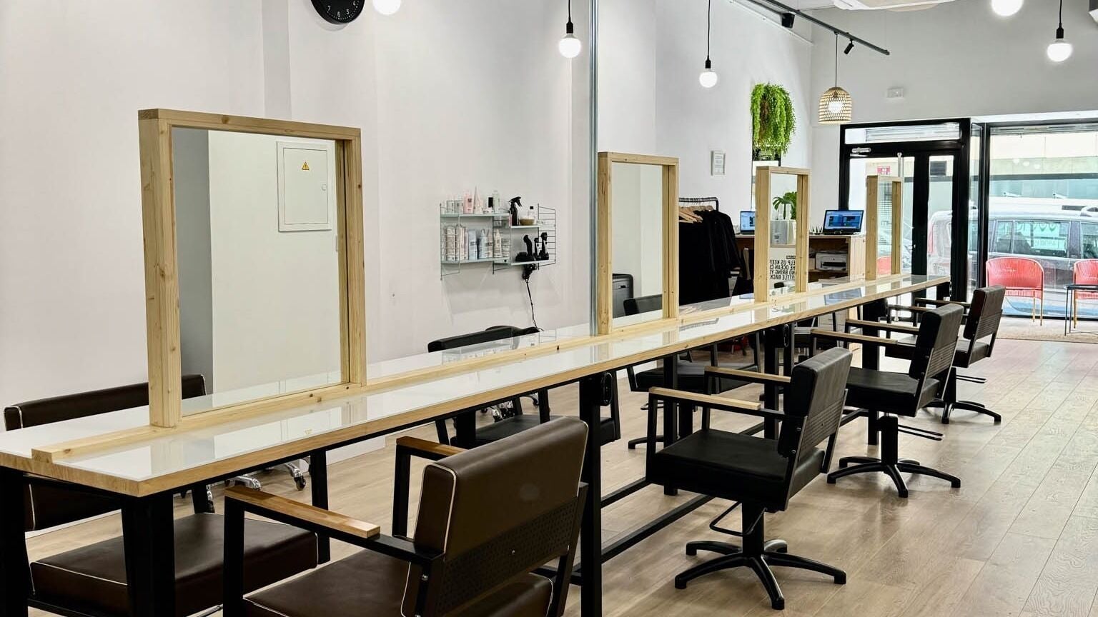 Interior moderno de SALON 224 en Albacete, Castilla-la Mancha, ES, mostrando estaciones de estilismo.