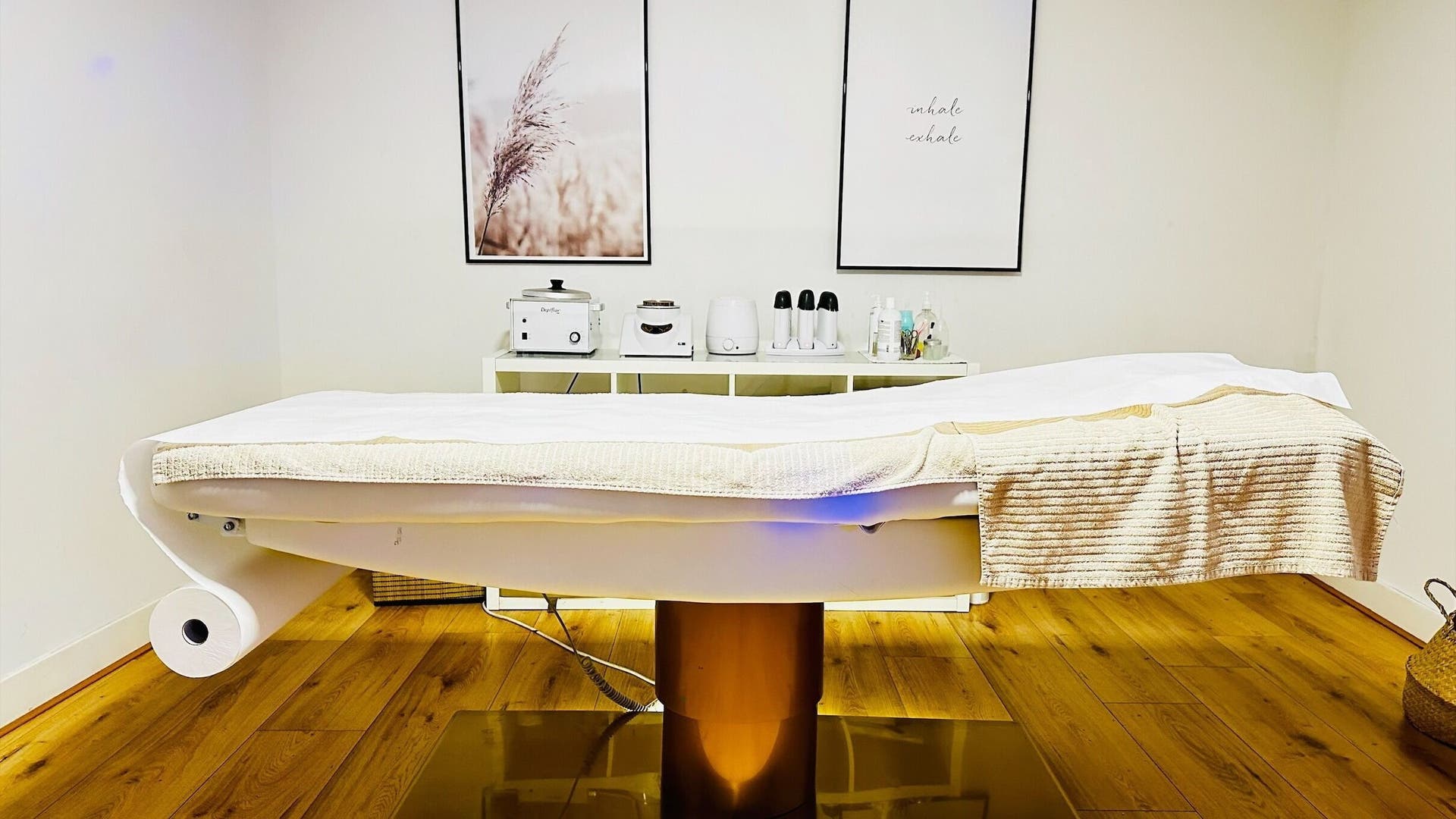 Relaxing spa treatment room at Cera Wax & Wellness, Amsterdam, Noord-Holland, NL, showcasing a massage table.