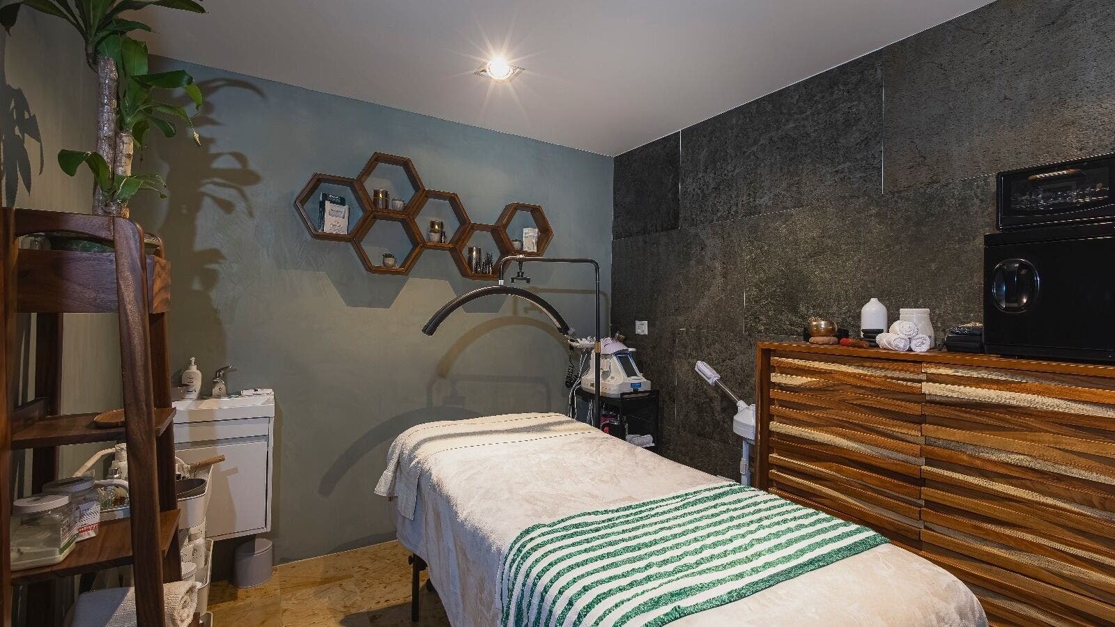 Sala de tratamientos en ATEMPO Care Studio, Ciudad De México, con ambiente acogedor y mesa de masaje.