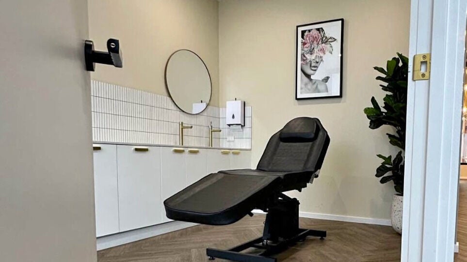 Relaxing spa room at ROXBURGH PARK in elevate suites, Melbourne, Victoria, AU featuring a black treatment chair.
