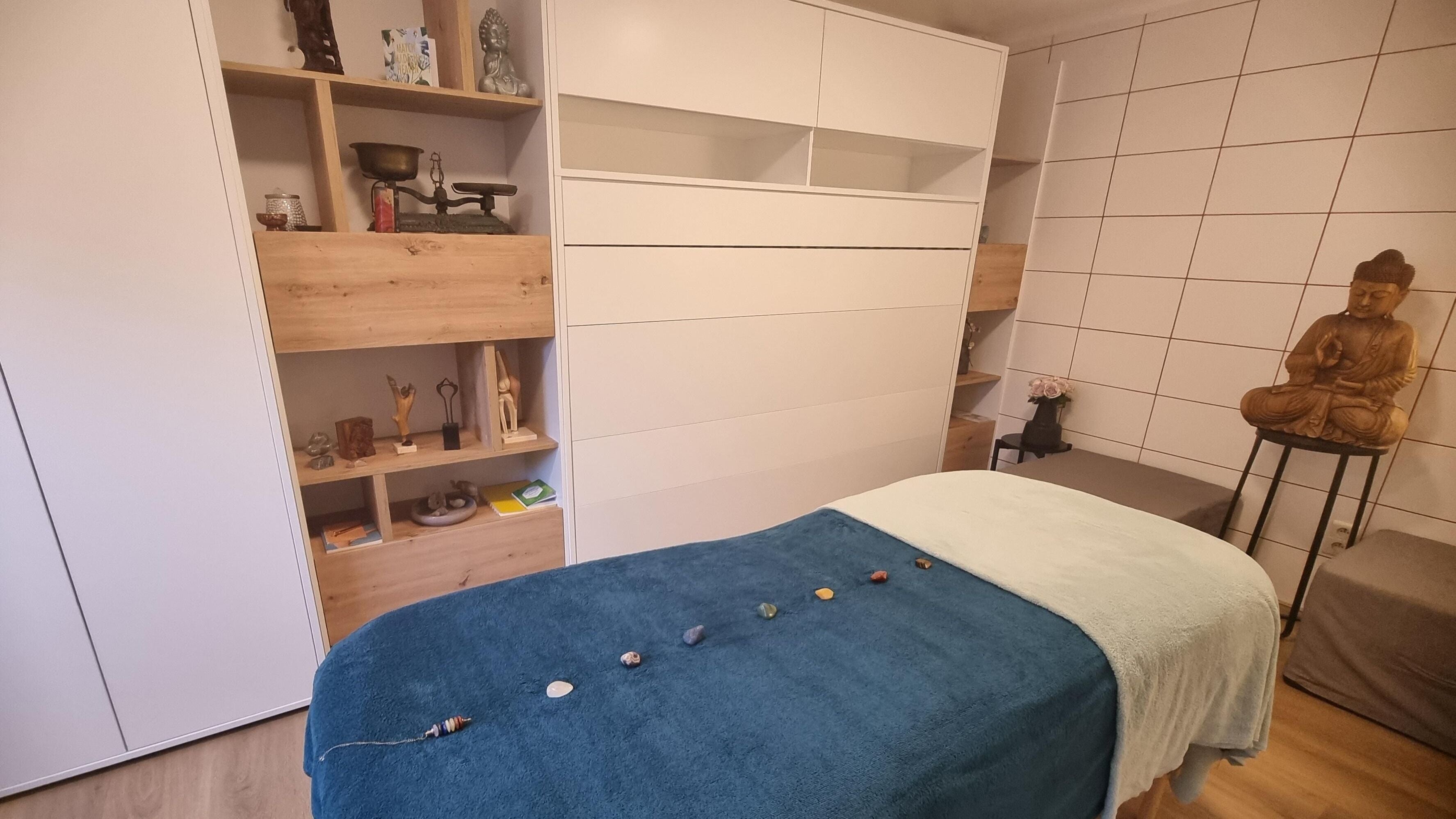 Rustige massageruimte bij CareRiet in Mechelen, Vlaams Gewest, BE met meditatiehoek en zachte bedekking.