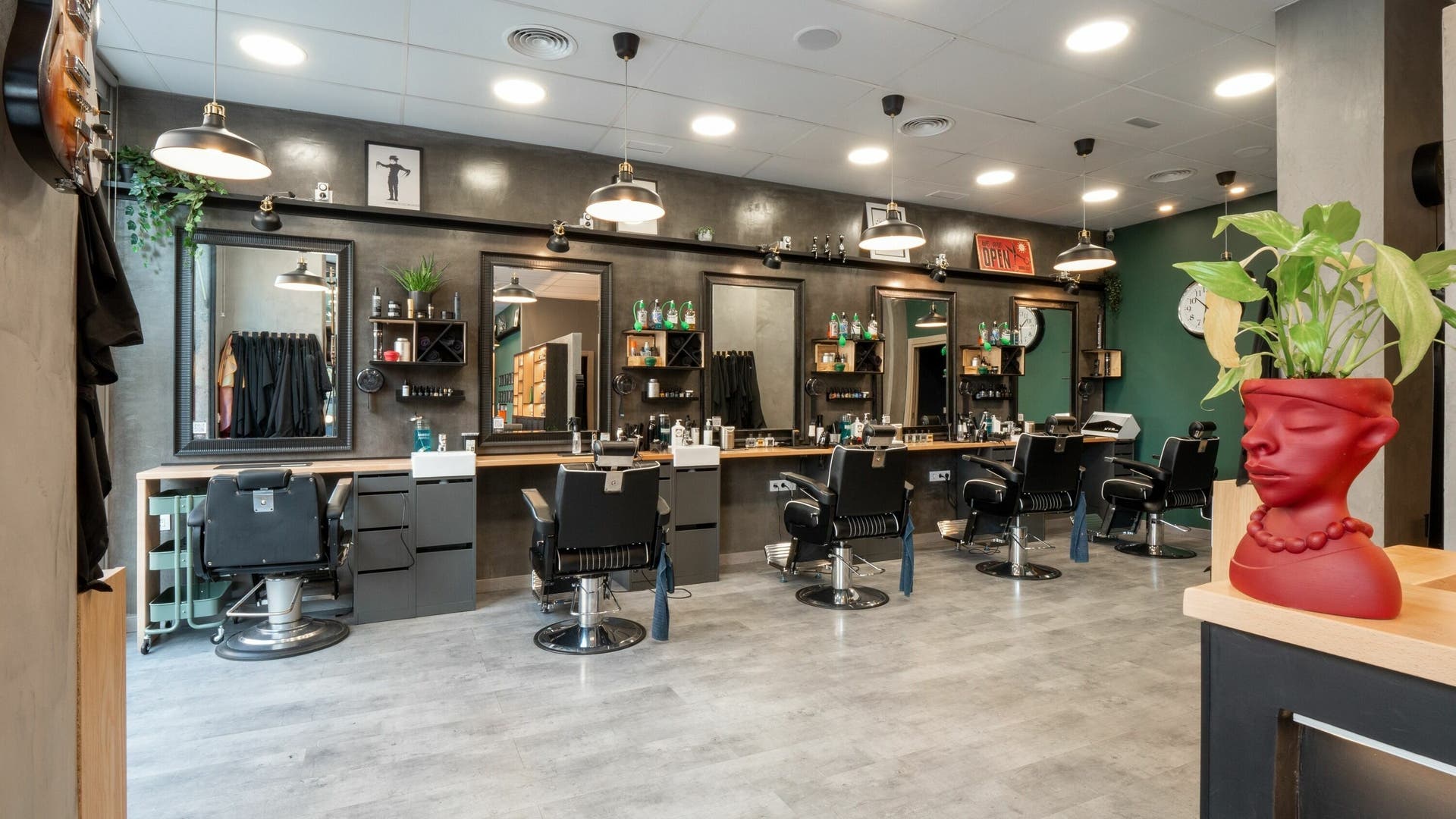 Interior moderno de Chester Barbería & Estética Masculina en Madrid, Comunidad de Madrid, ES, mostrando sillas y espejos.