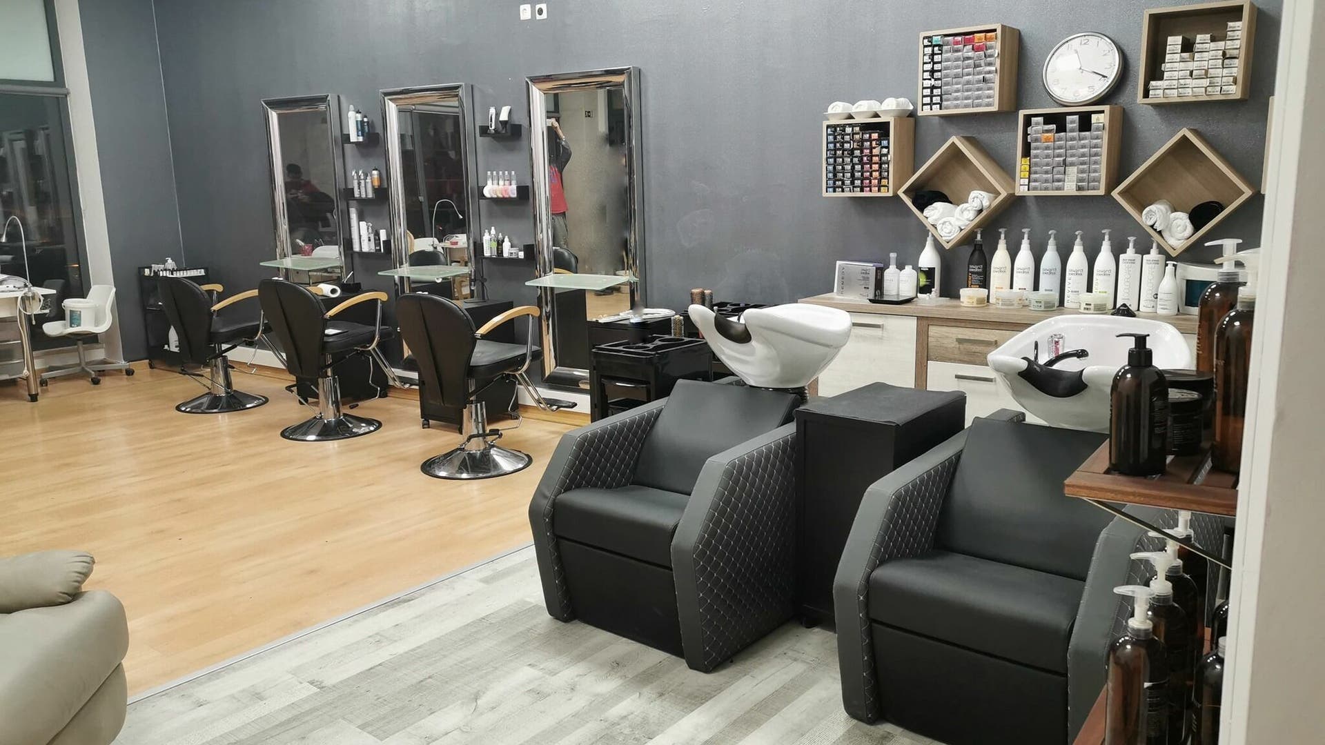 Espaço moderno de beleza no Michele Encke - Queijas em Oeiras, Lisboa, PT, com cadeiras de salão e produtos.