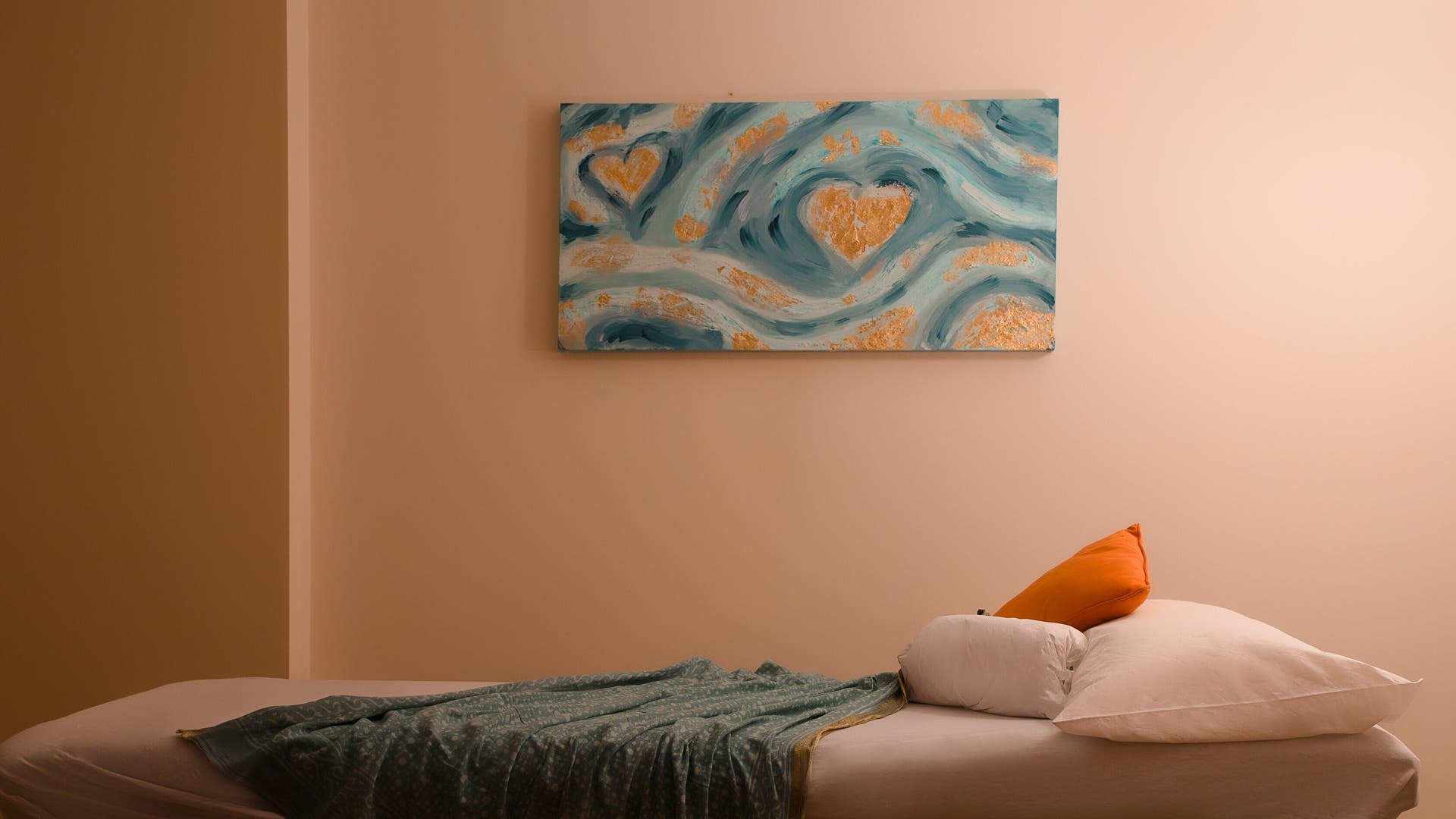 Tranquil therapy room in Holistic Approaches Antibes, Antibes, Provence-Alpes-Côte d'Azur, FR with calming decor.
