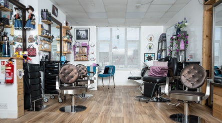 Pin and Pose Salon, bild 3