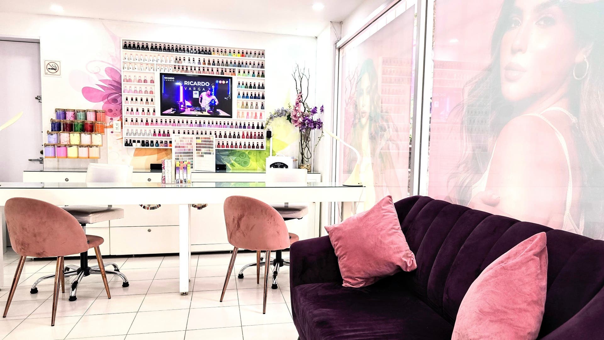Lounge de belleza de Bchic Studio en Ciudad de México con decoración elegante y moderna.