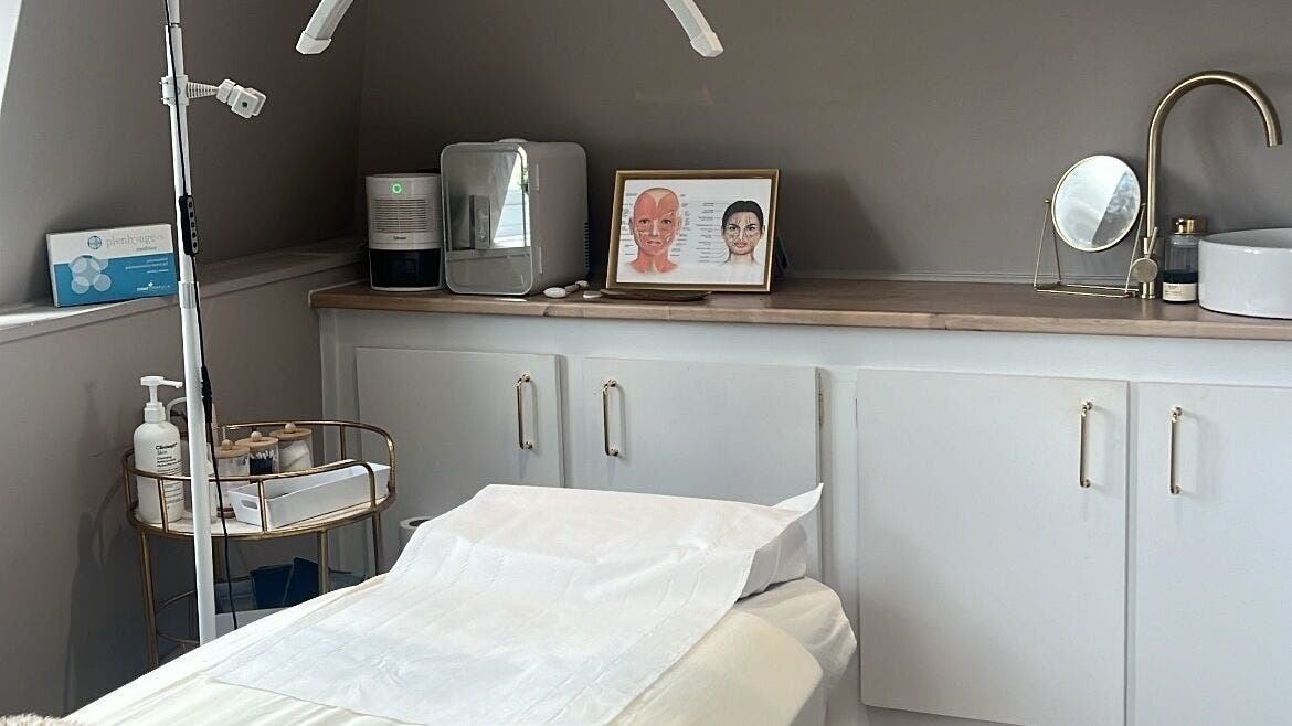 Gsunique's tranquil spa room in Hornchurch, England, GB featuring treatment bed and modern beauty equipment.