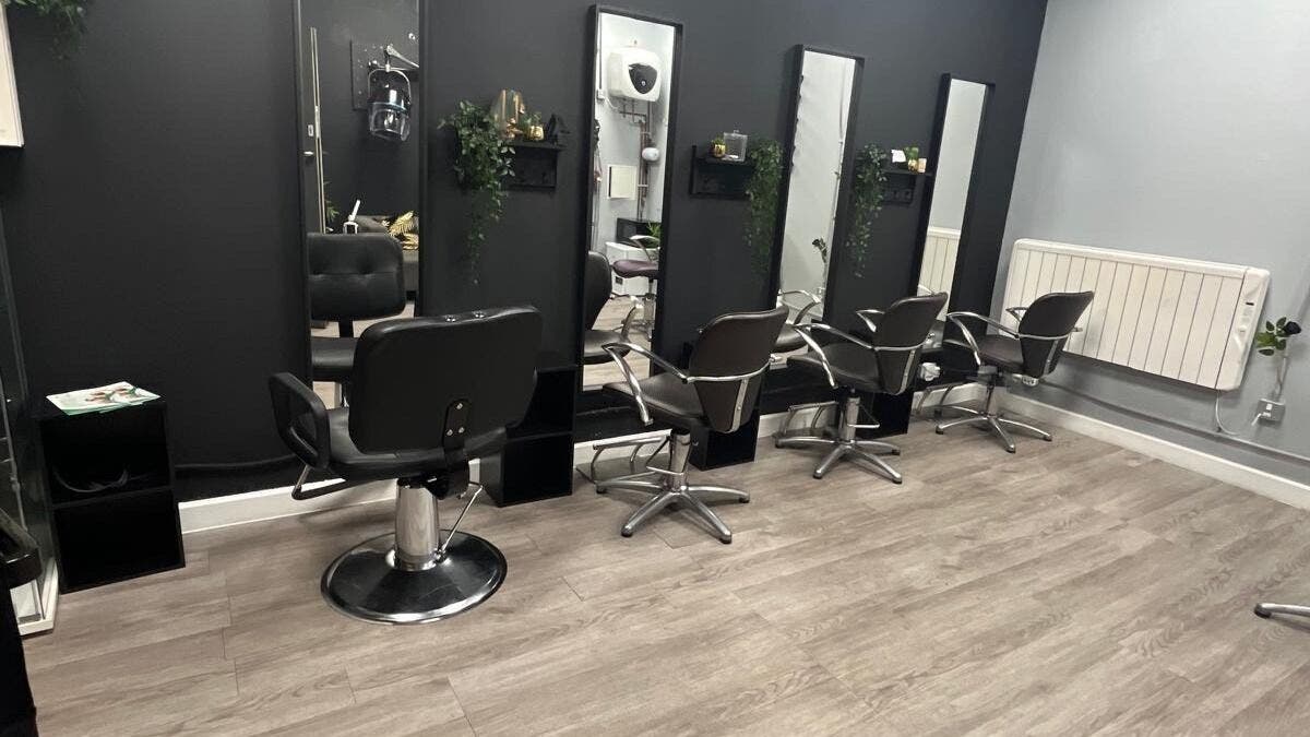 Modern styling stations at Lionessluxestudio, London, England, GB offer luxury beauty experiences.