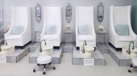 Top Nail Bar