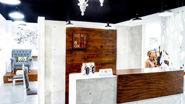 Recepción de Beauty Box en Monterrey, Nuevo León, MX, con diseño elegante y moderno.