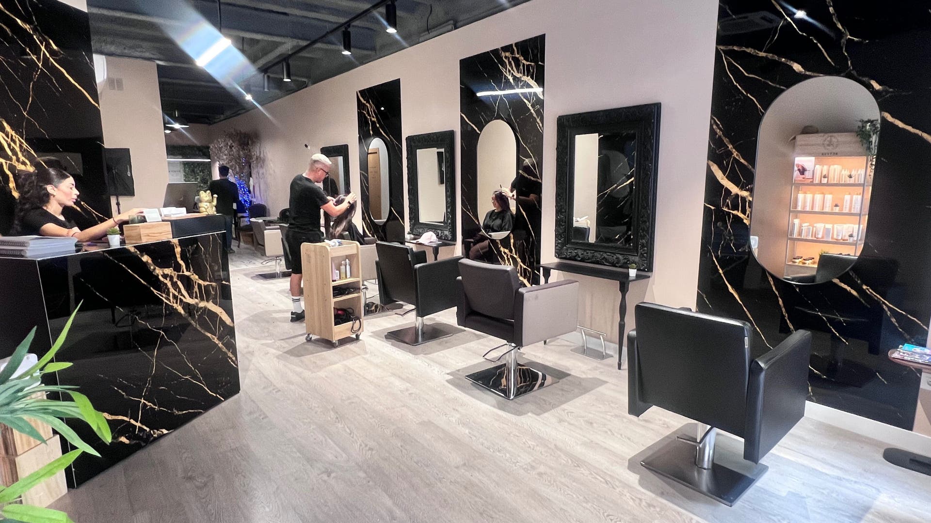 Interior elegante de Monalisa Organic Beauty en Barcelona, Catalunya, ES, con sofás y espejos iluminados.