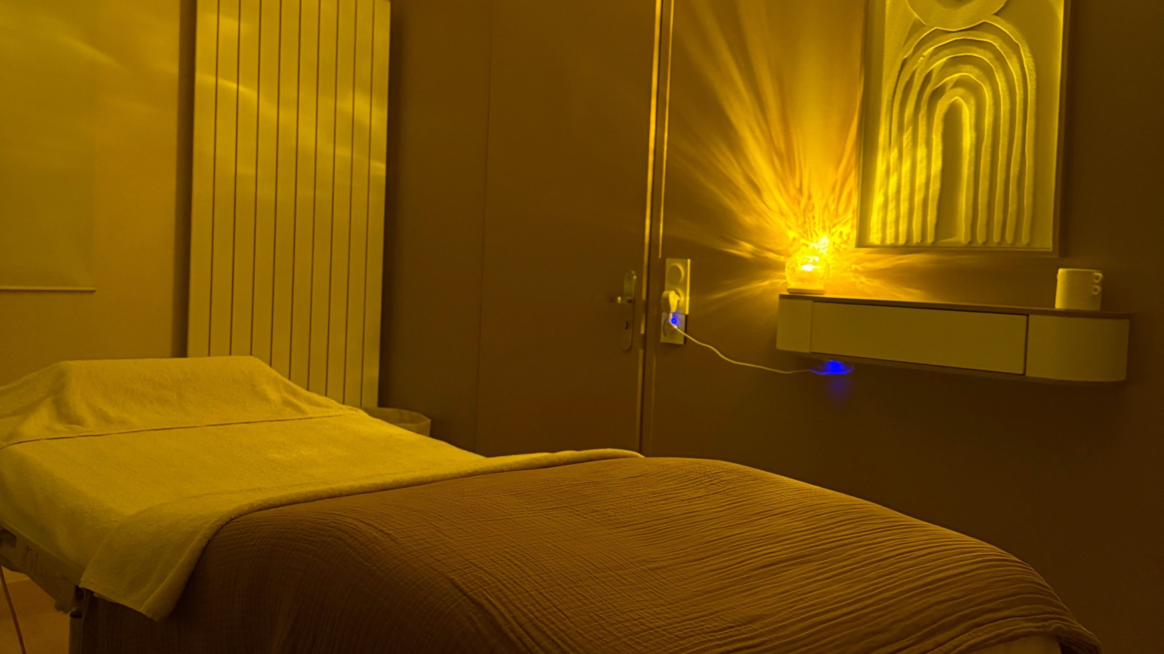 Salle de massage chaleureuse chez Oserenité, Aubrives, Grand Est, FR, pour une détente optimale.