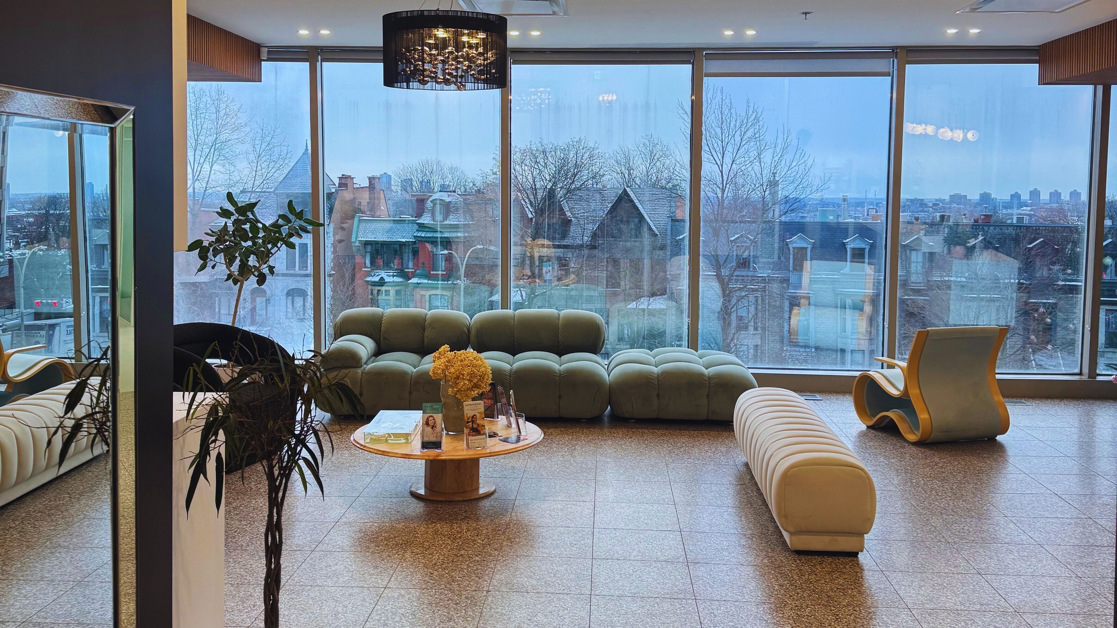 Intérieur élégant du salon Naj Aesthetics Montreal à Westmount, Québec, CA avec vue panoramique.