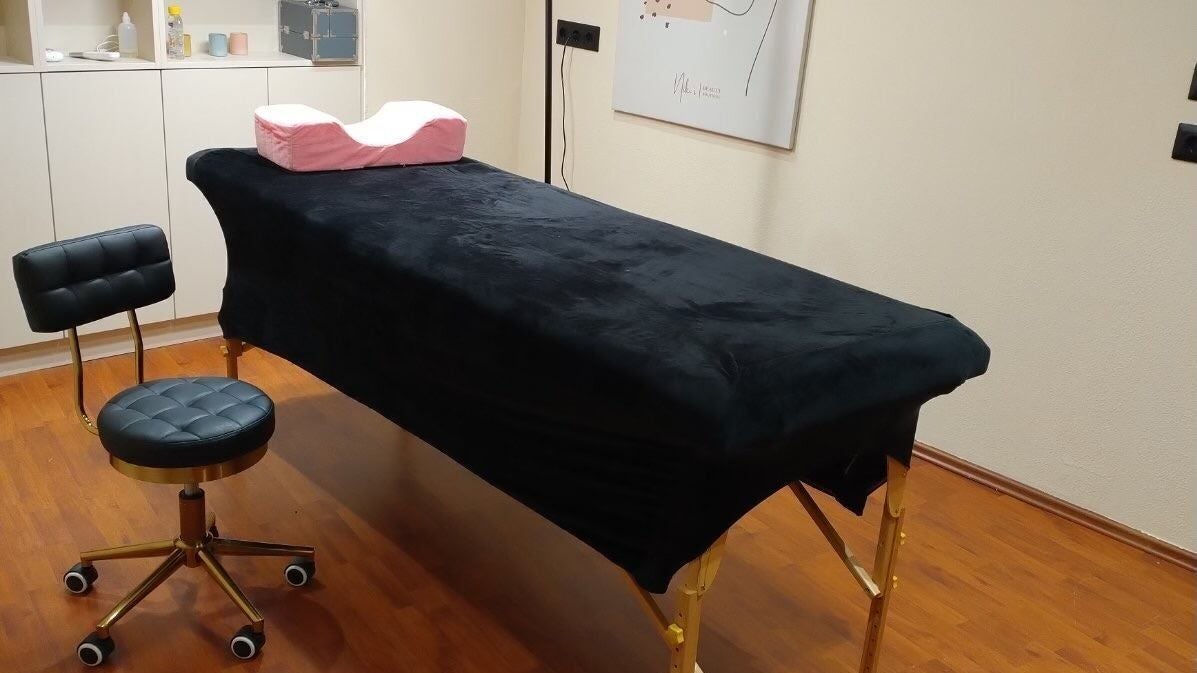Λεπτομέρεια από το εσωτερικό του Niki’s Beauty Boutique στην Κερατέα, GR με πολυτελές κρεβάτι θεραπείας.
