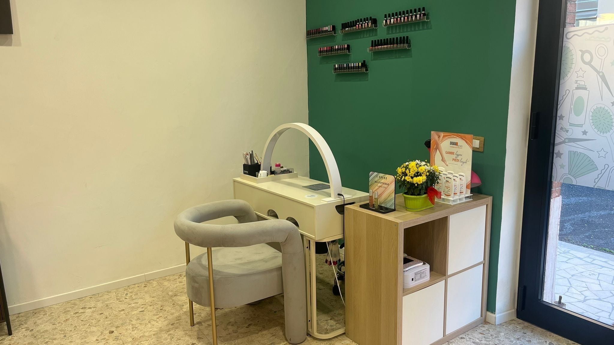 Postazione manicure elegante presso Èlite beauty Salon a Roma, Lazio, IT, con smalti e arredi moderni.