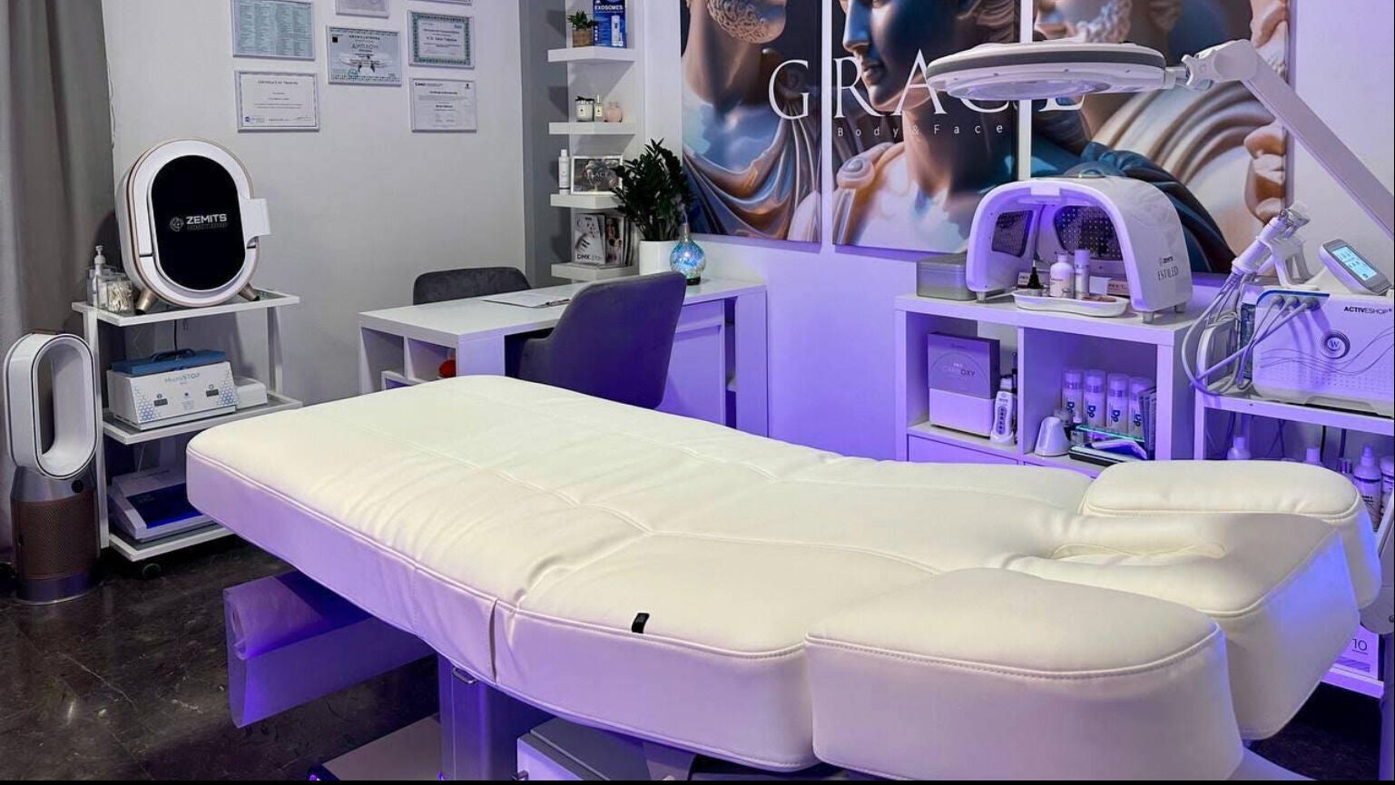 Tranquil treatment room at GRACE body&face in Glyfada, GR with modern equipment and soothing decor.