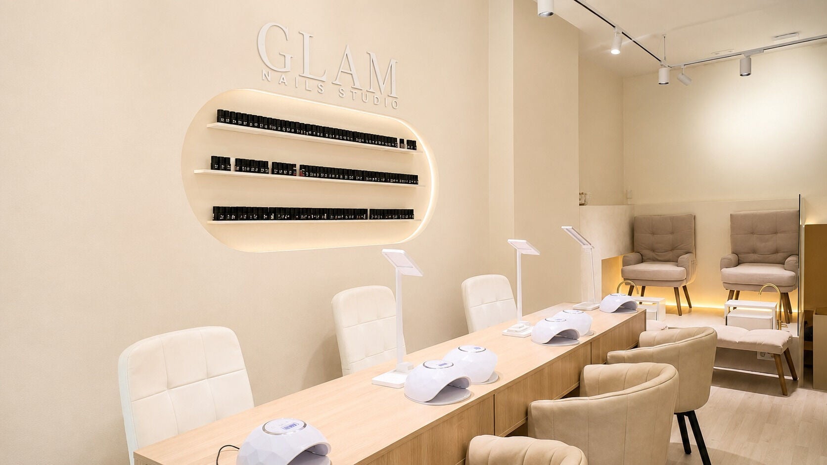 Interior moderno de GLAM Nails Studio - General Mitre en Barcelona, Catalunya, ES, con sillas y lámparas elegantes.