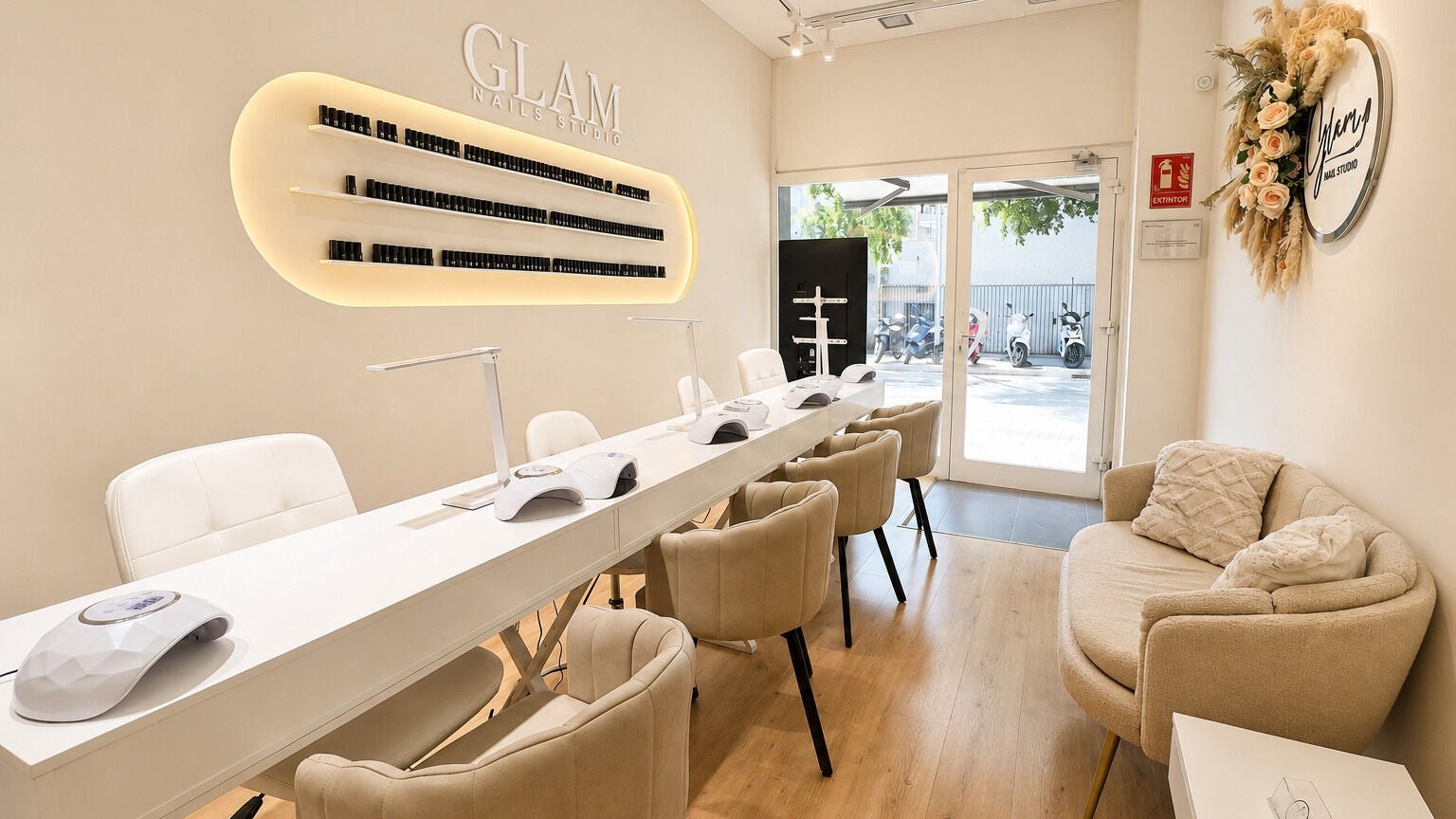 Interior moderno y elegante de GLAM Nails Studio - Guillem Tell en Barcelona, Catalunya, ES.