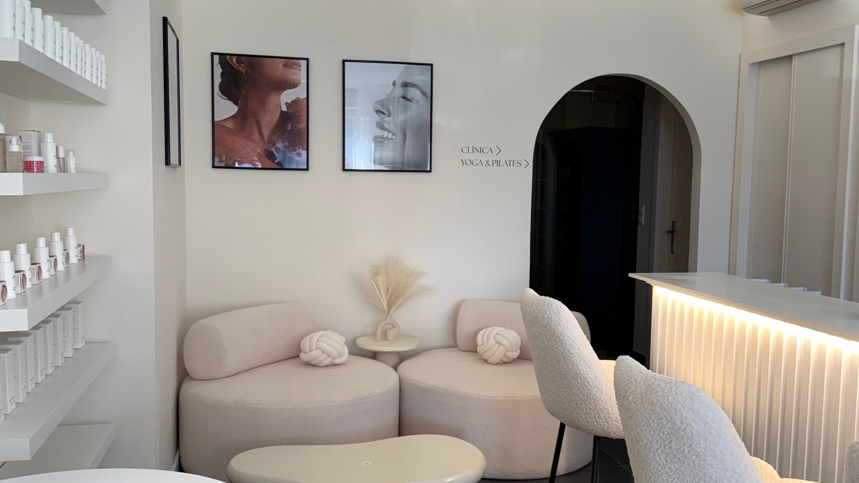 Recepção aconchegante da NES SKIN - Tratamentos Glass Skin em Lisboa, PT, com decoração elegante.