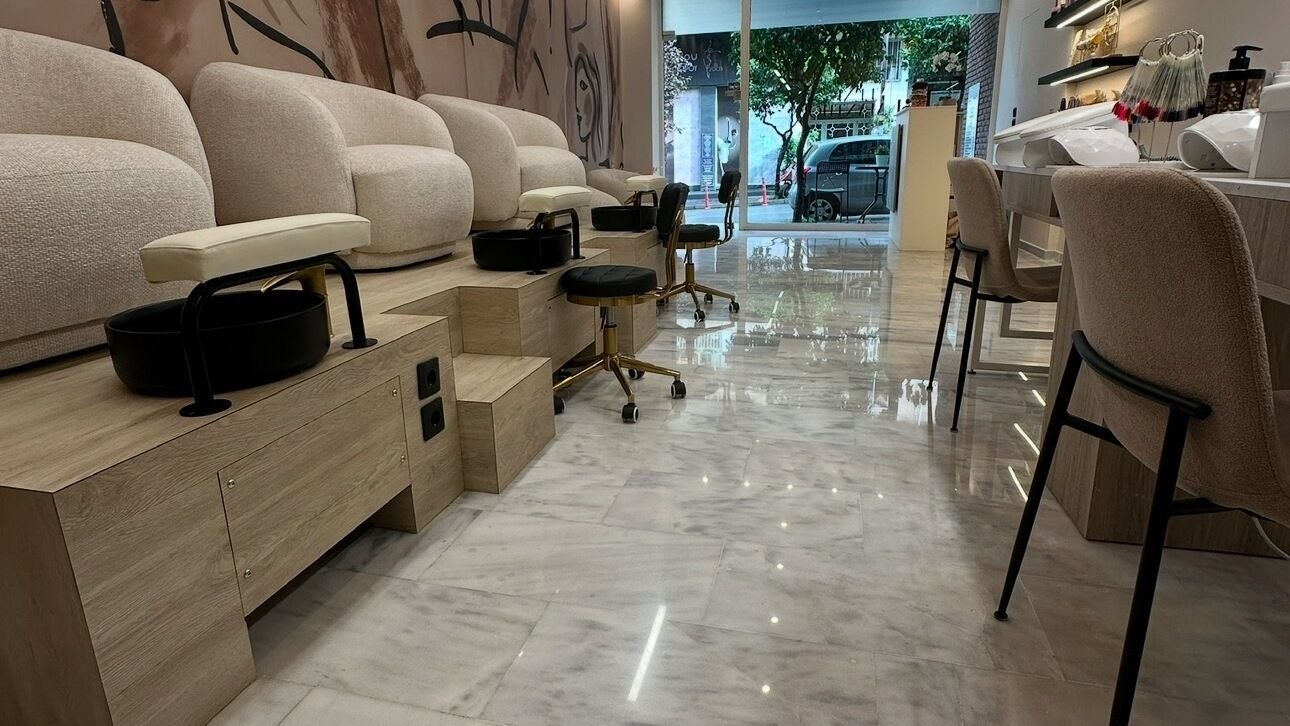 Πολυτελές καθιστικό στο Eleni Manthou Beauty Salon, Ζωγράφου, GR, με μοντέρνα αισθητική και άνετα καθίσματα.