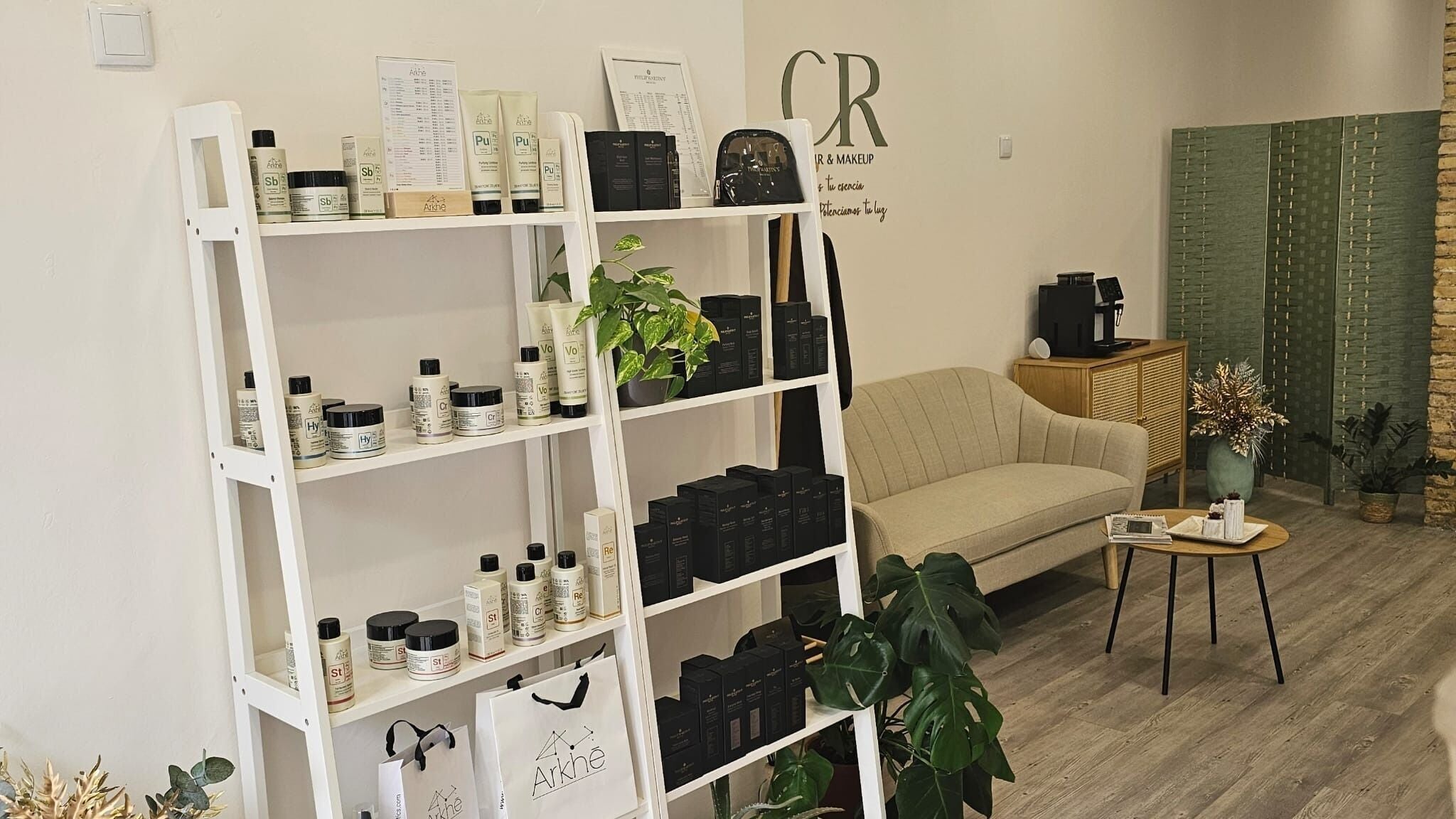 Interior de Cora Robles hair&makeup en Quart De Poblet, ES, mostrando estantería con productos de belleza.