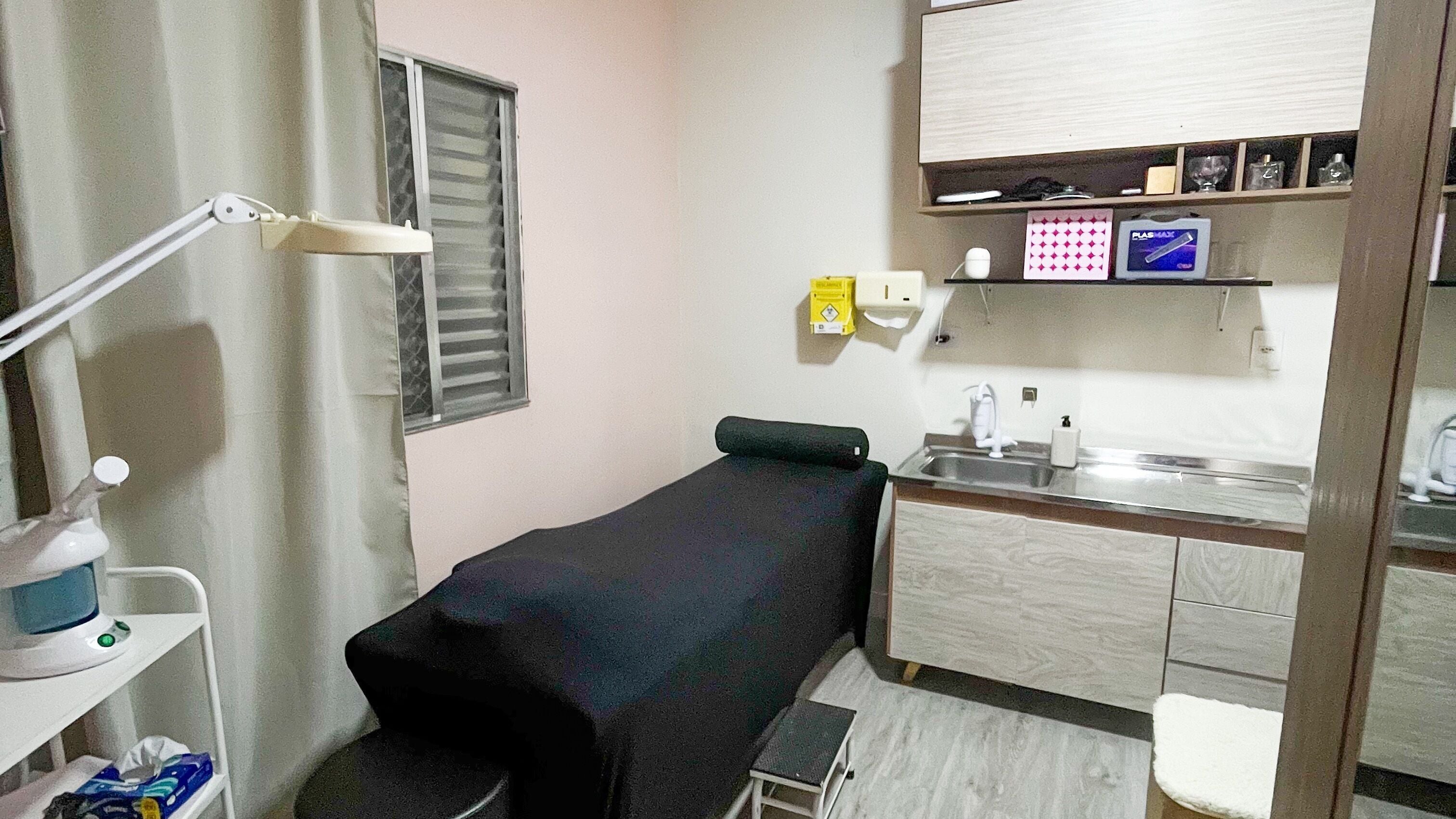 Sala de tratamento em Despertar D’alma estética e beleza, São Paulo, BR, com estrutura moderna.
