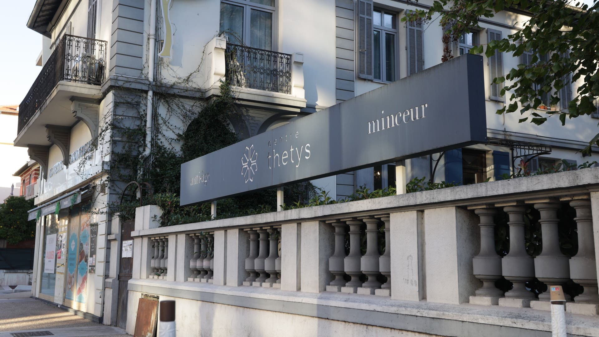 Façade de Centre Thetys Cannes à Le Cannet, Provence-alpes-côte D'azur, FR, entourée de verdure.