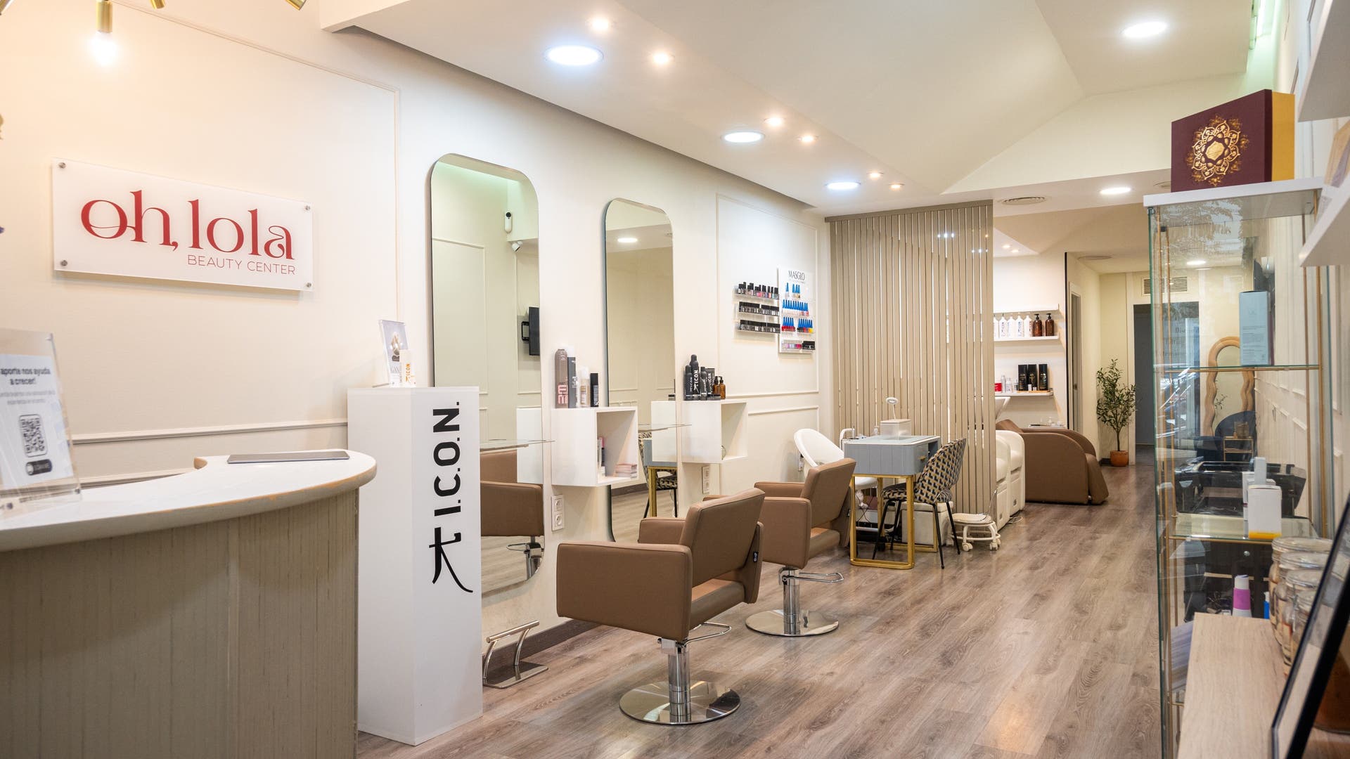 Interior acogedor de Oh Lola beauty en Madrid, Comunidad De Madrid, ES, con sillas de peluquería modernas.