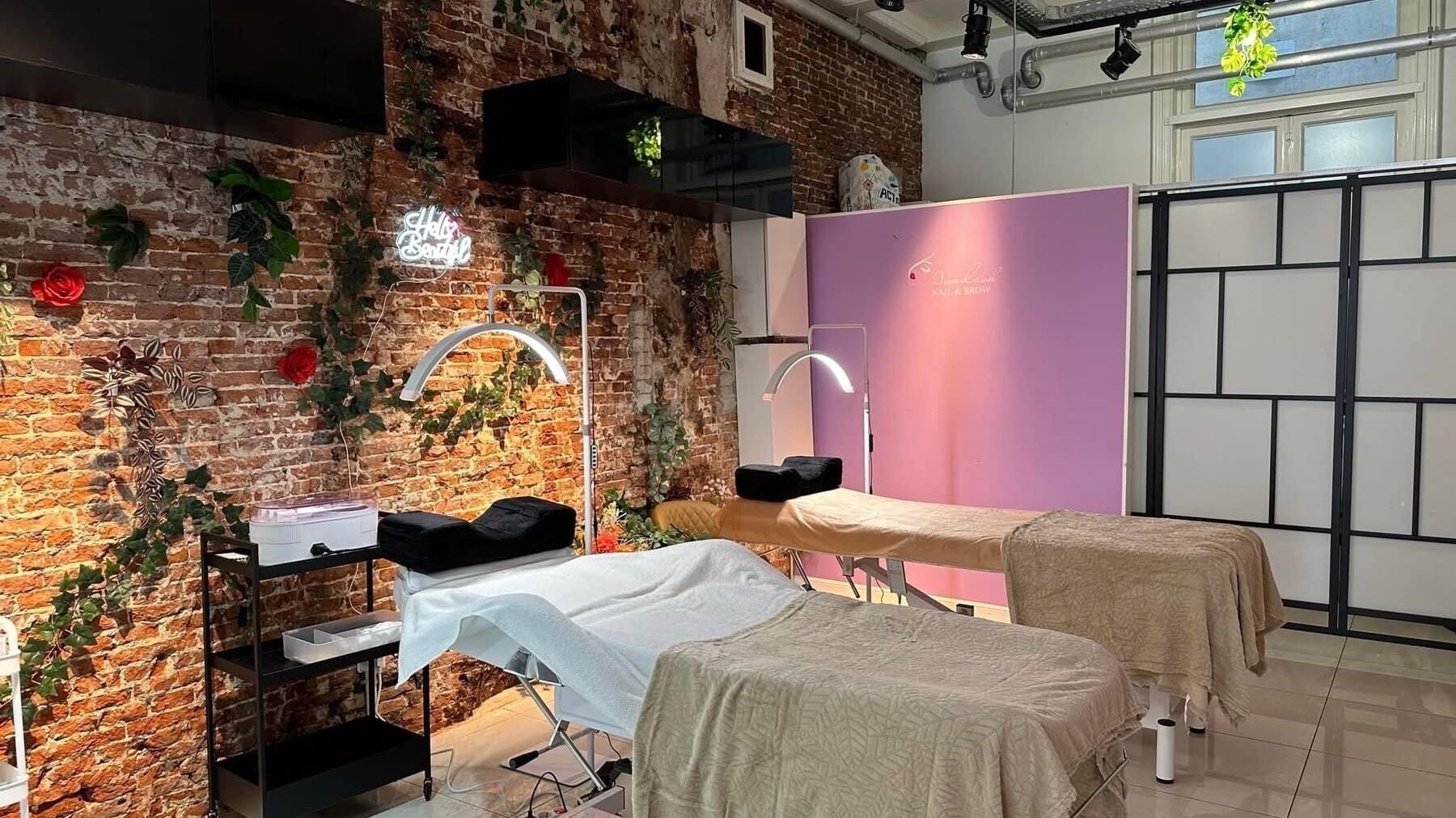 Relaxing interior at L'Oriental Nails Lashes Brows, Amsterdam, Noord-Holland, NL, featuring treatment beds and ivy decor.