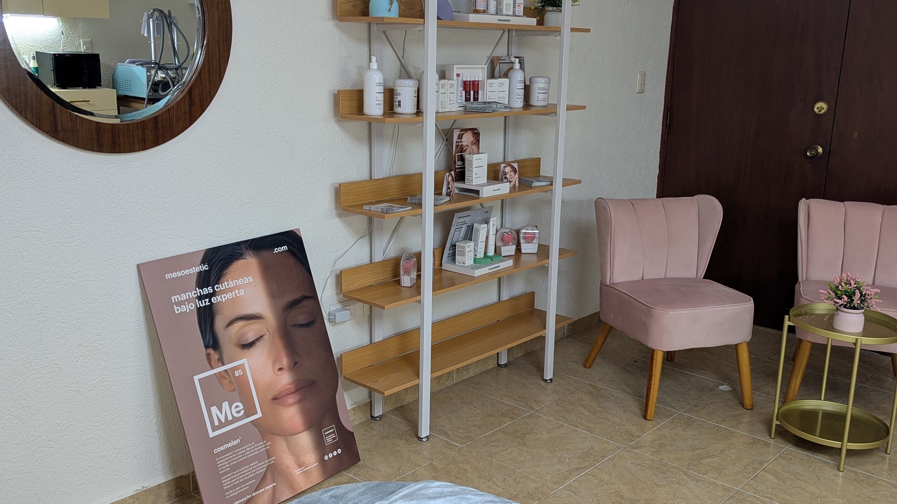 Espacio acogedor en Glow to Go, Mérida, Yucatán, MX. Sillas y estantería con productos de belleza.