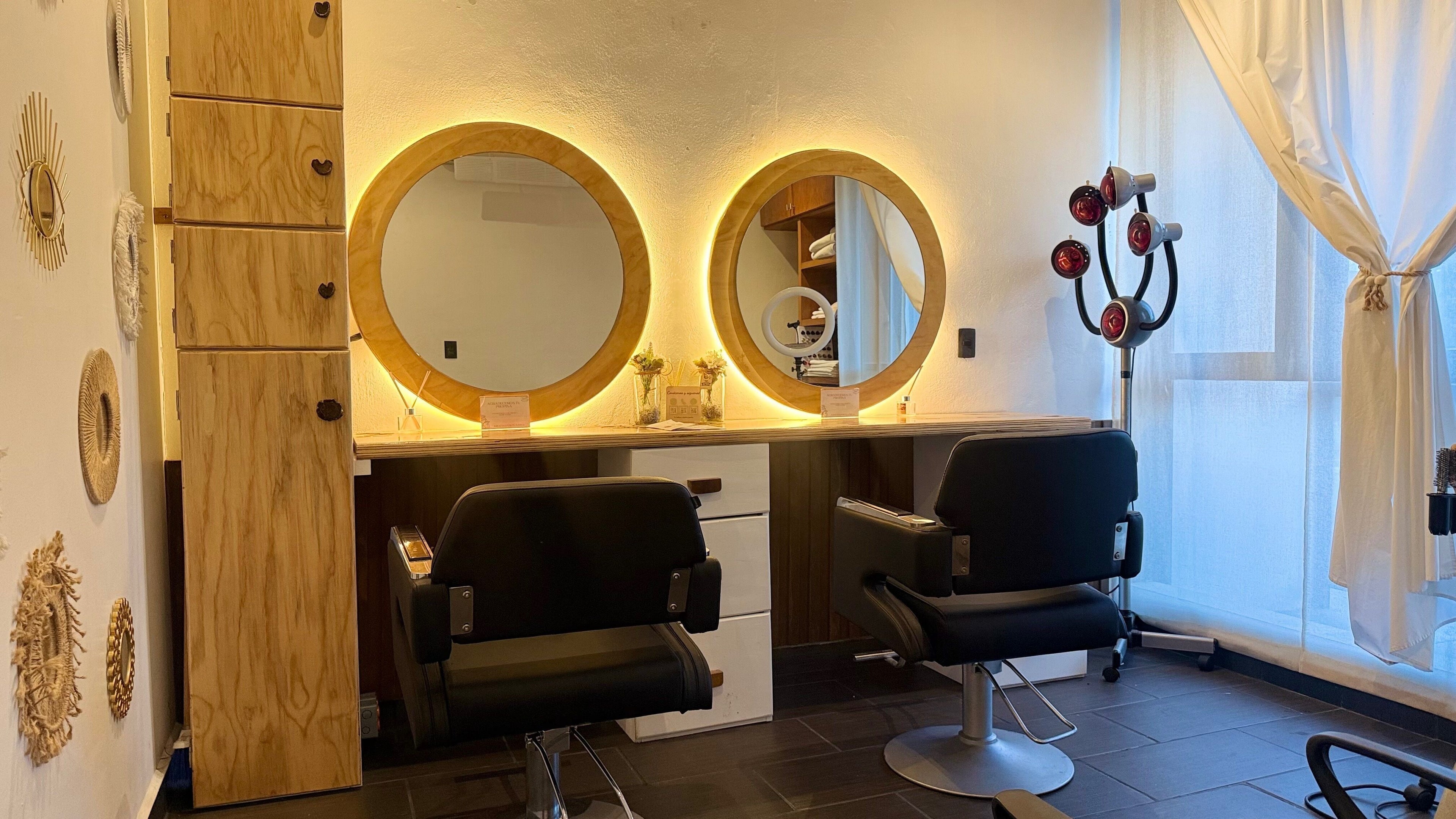 Estaciones de belleza en GLAM & GLOW, Solidaridad, MX, con espejos circulares iluminados.