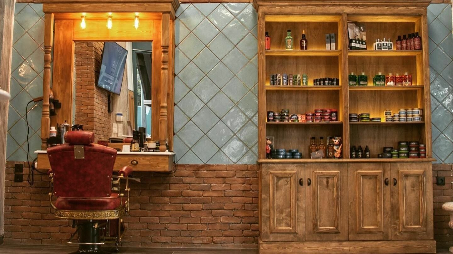Εσωτερικό στο Blinders Barbershop, Αθήνα, GR με κλασική διακόσμηση και καρέκλα κουρείου.