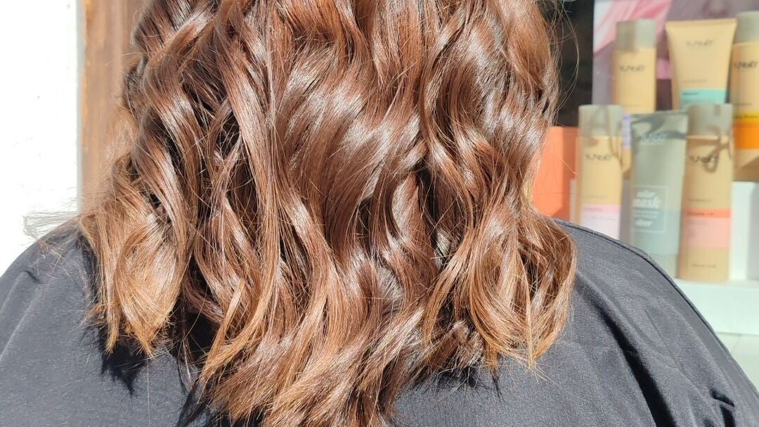 Peinado rizado y brillante en PELUQUERIA MARGA GARCIA, Sabiote, Andalucía, ES, mostrando cabello saludable.