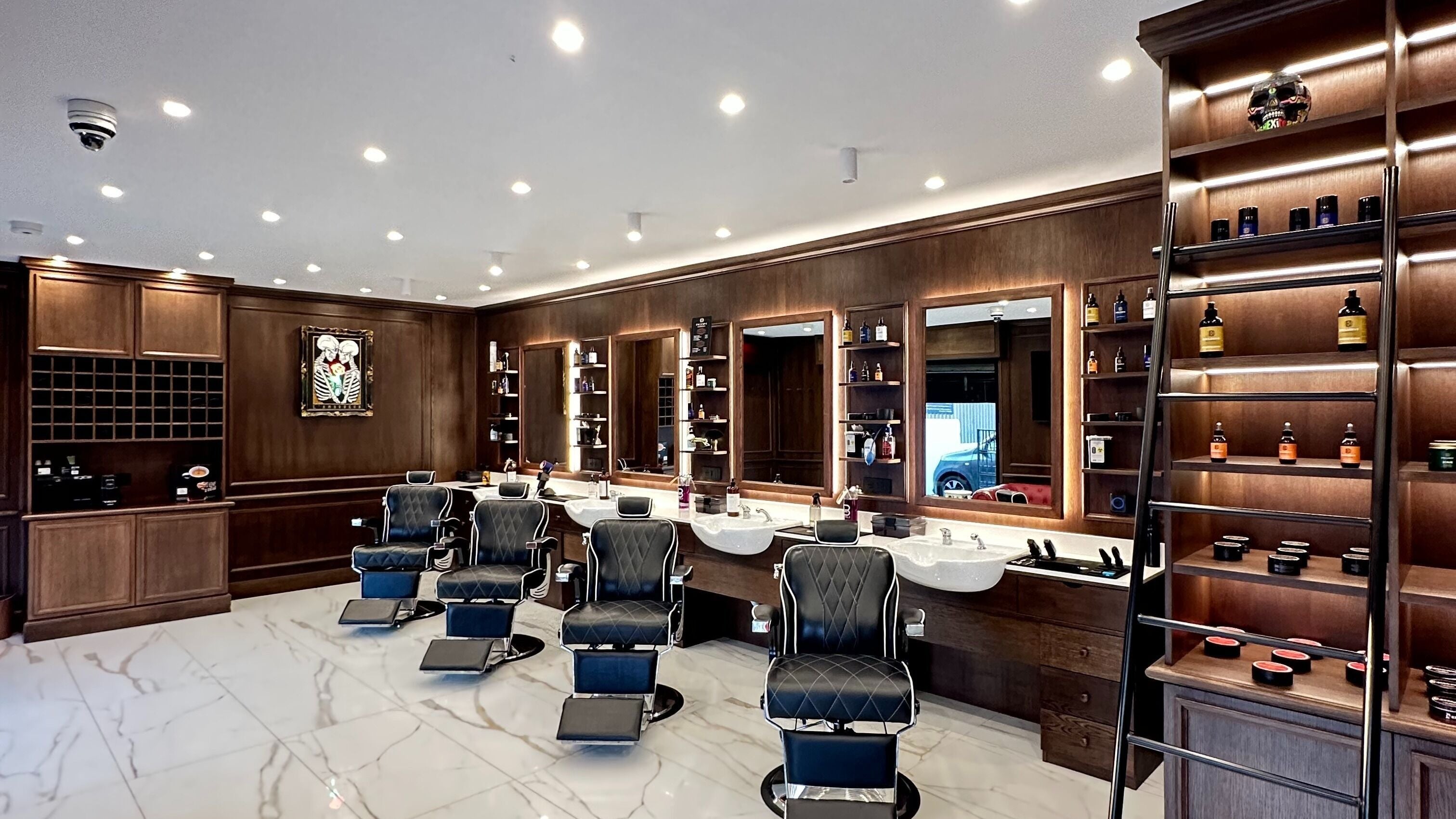 Interno di Exclusive Barberia a Roma, Lazio, IT: poltrone lussuose e scaffali di prodotti.