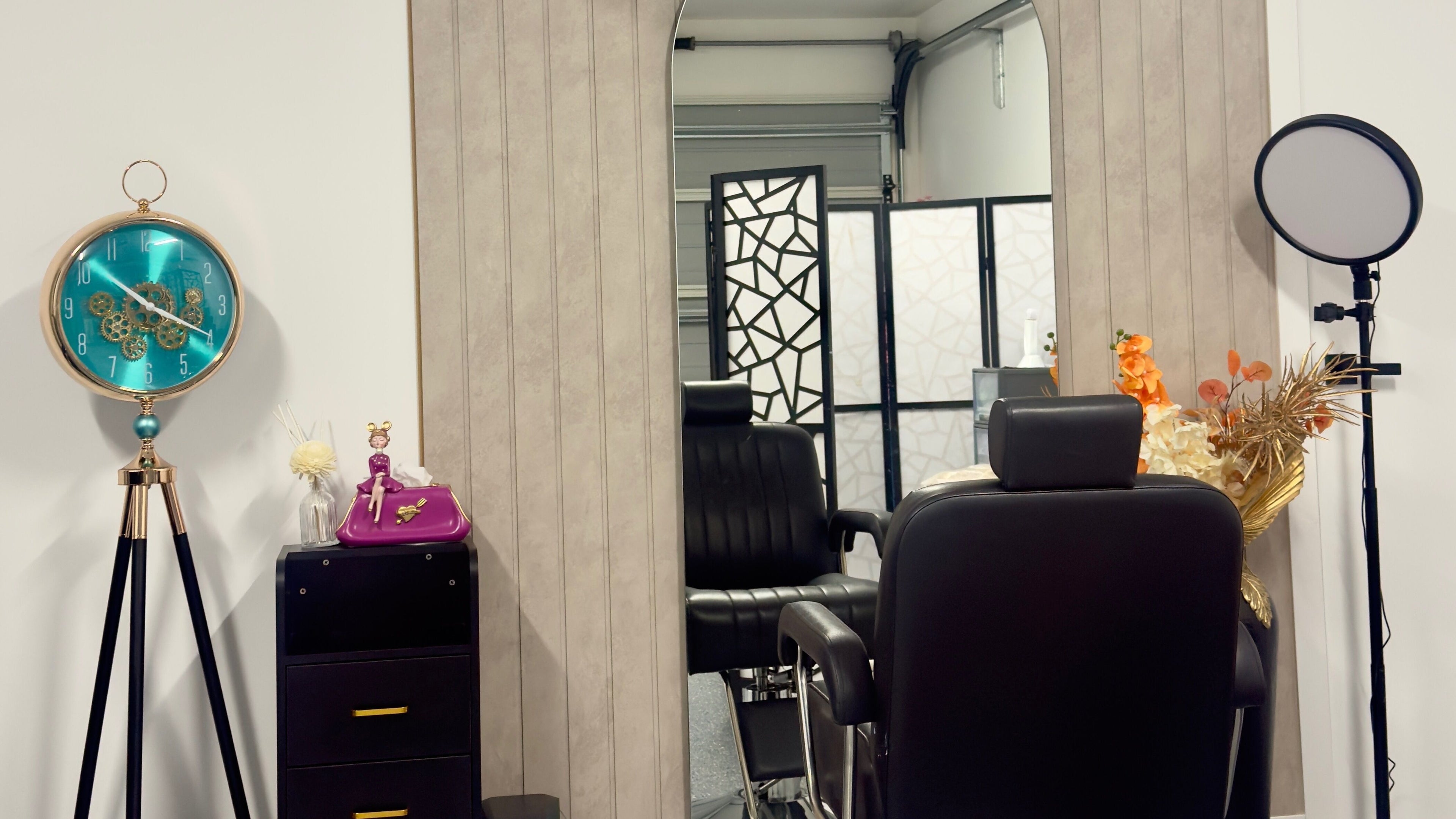 Modern salon chair and decor at Everbloom Beauty, Melbourne, Victoria, AU.