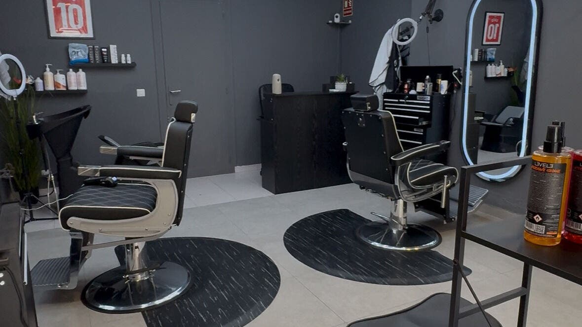 Sillas de barbería en STUDIOCUTS, Tudela, Navarra, ES, con decoración moderna y herramientas profesionales.