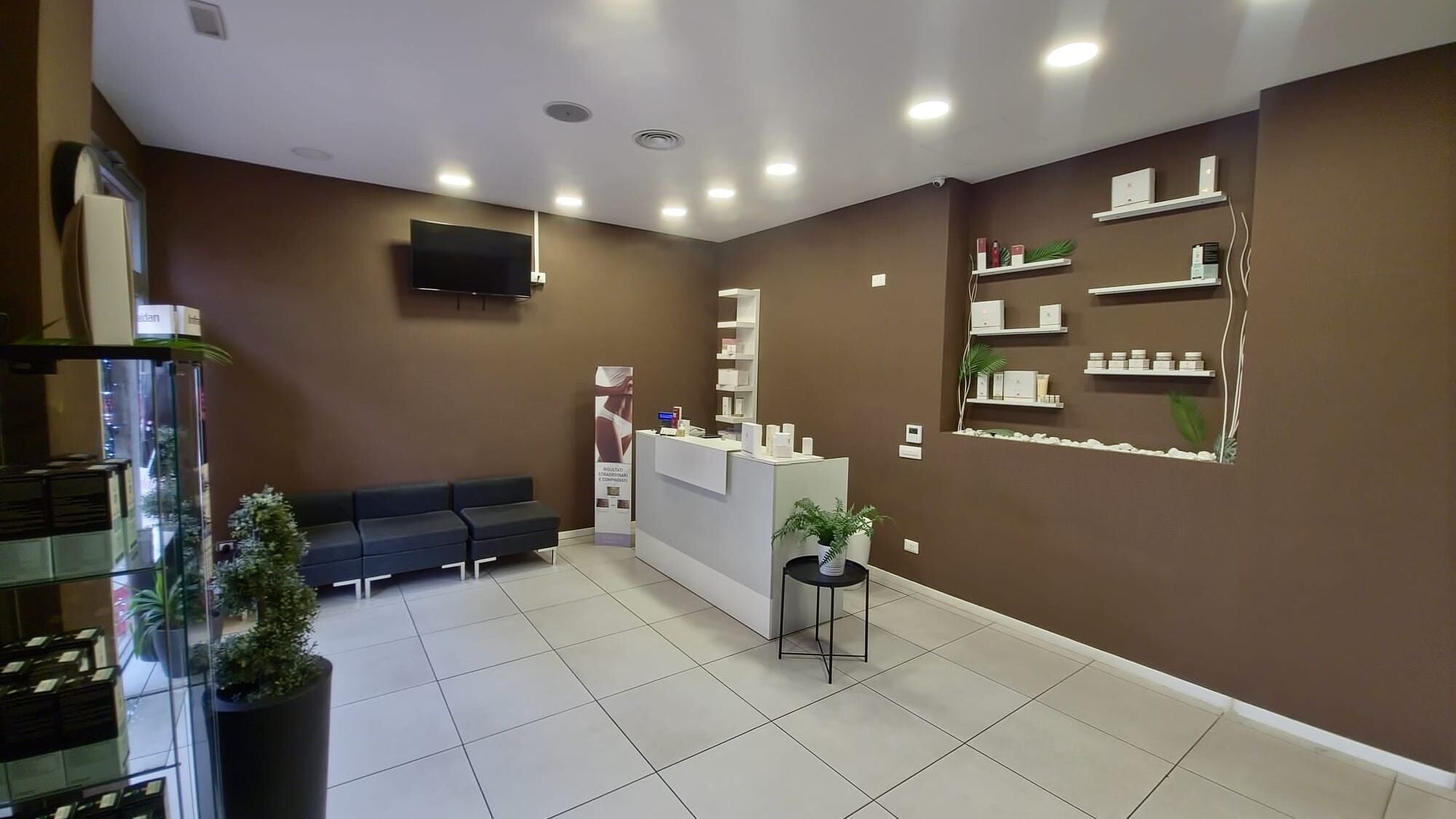 Reception moderna di Rinèa - Estetica Evolutiva #Talenti a Roma, Lazio, IT, con illuminazione calda e decorazioni eleganti.