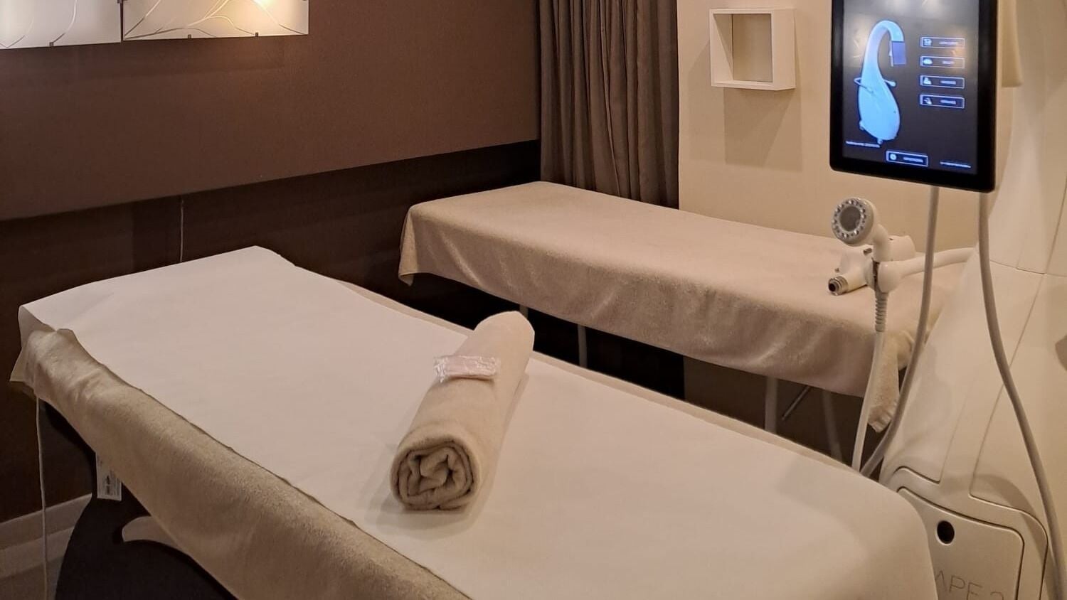 Sala trattamenti a Rinèa - Estetica Evolutiva #Aurelia, Roma, Lazio, IT con lettino e apparecchiature moderne.