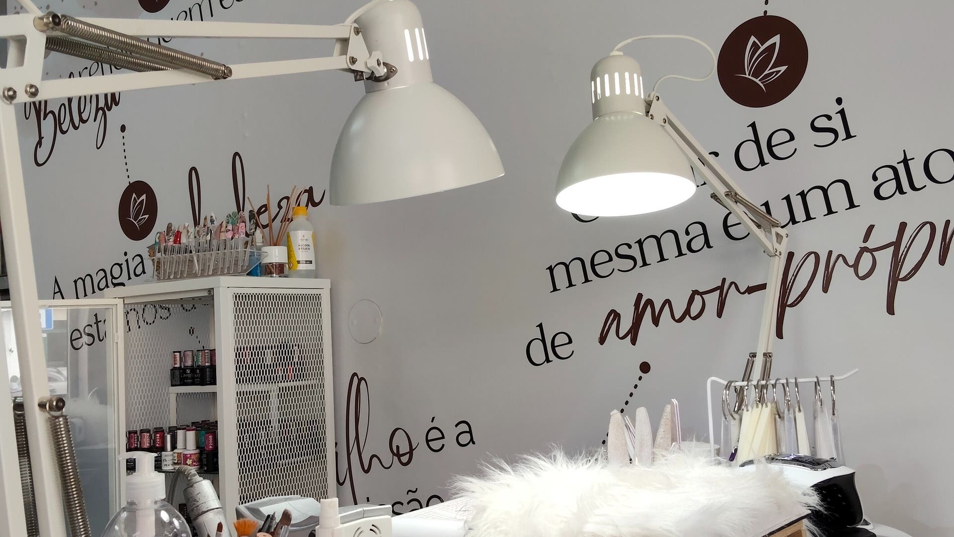 Design elegante e moderno em Pure Beauty By Rute, Algueirão-mem Martins, Lisboa, PT. Interior acolhedor e sofisticado.