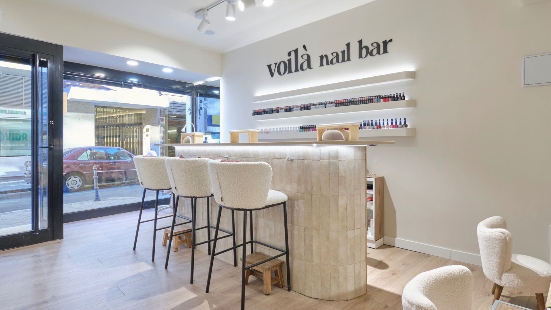 Interior moderno de Voila Nails Beauty Madrid, con barra y sillas en Madrid, Comunidad De Madrid, ES.