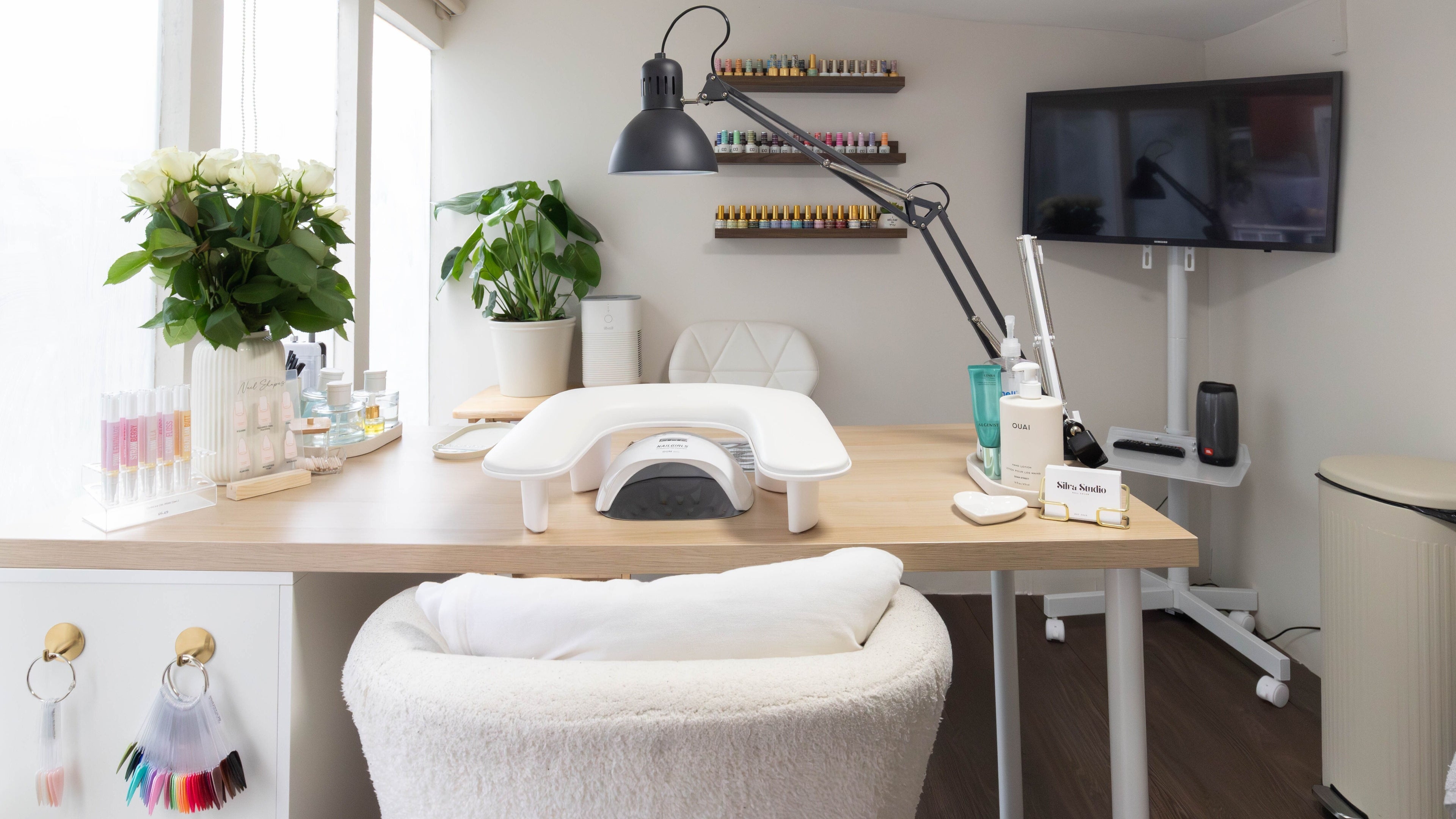 Silva Studio Nails in London, England, GB offers a serene manicure setup with modern decor and lush greenery.