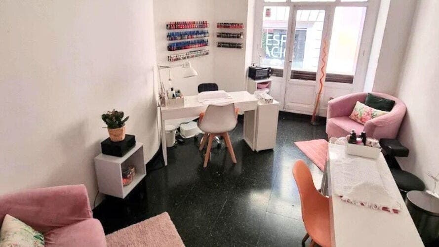 Acogedora sala de manicura en Espacio Lumiere, Madrid, Comunidad De Madrid, ES, con decoración moderna.