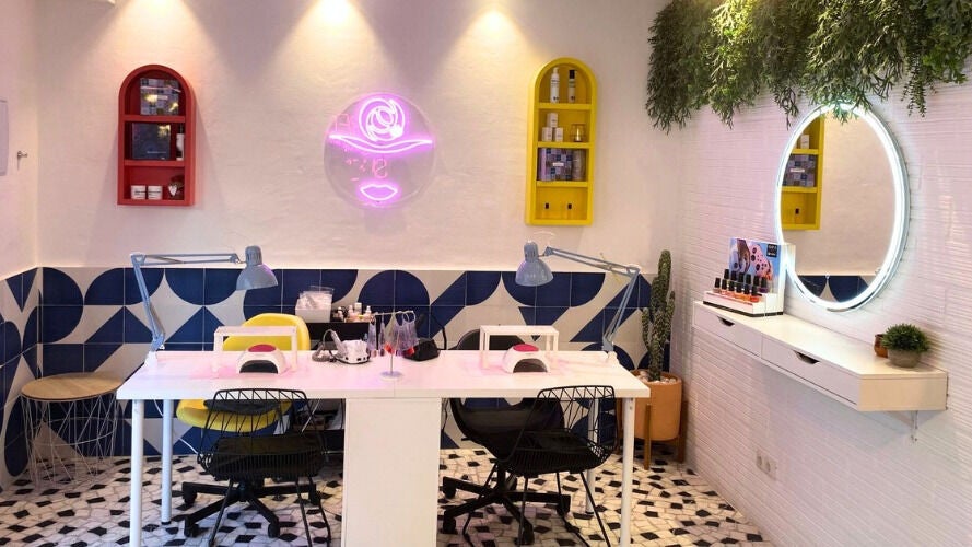 Interior moderno de Beauty Studio by La Chica de las Cejas en Rubí, Catalunya, ES, con decoración vibrante.