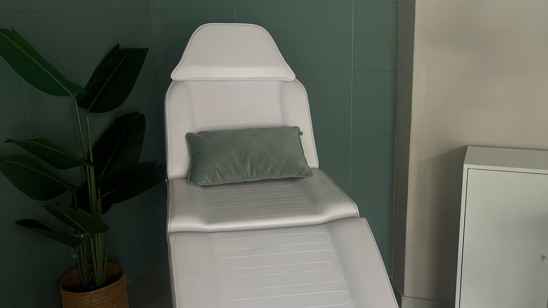 Cadeira de spa moderna em Diora studio, Linda-a-velha, Lisboa, PT, ideal para tratamentos de bem-estar.