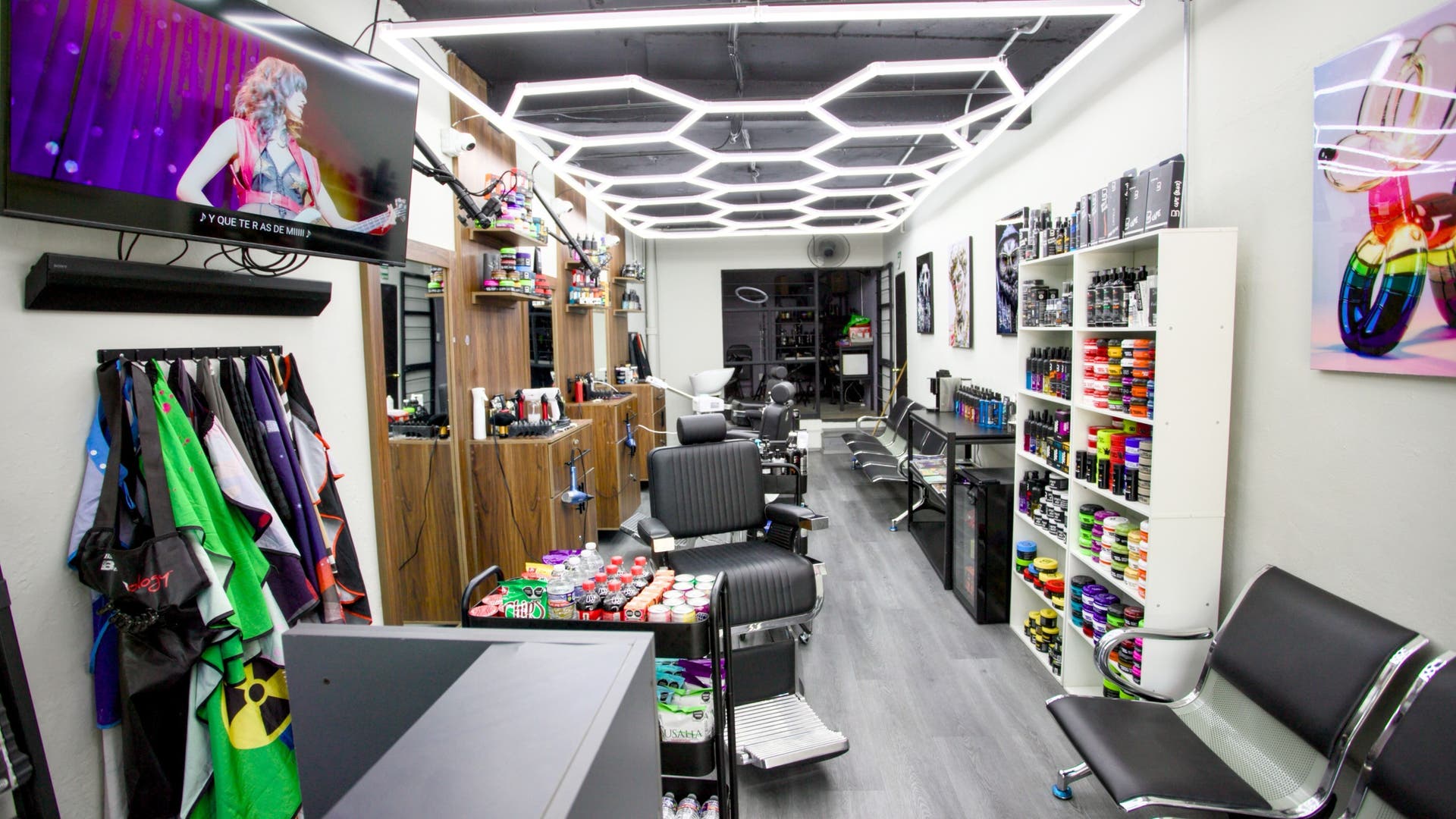Interior moderno de Corte Supremo Barberia en Tlalnepantla, Estado De México, MX con sillas de barbero lujosas.