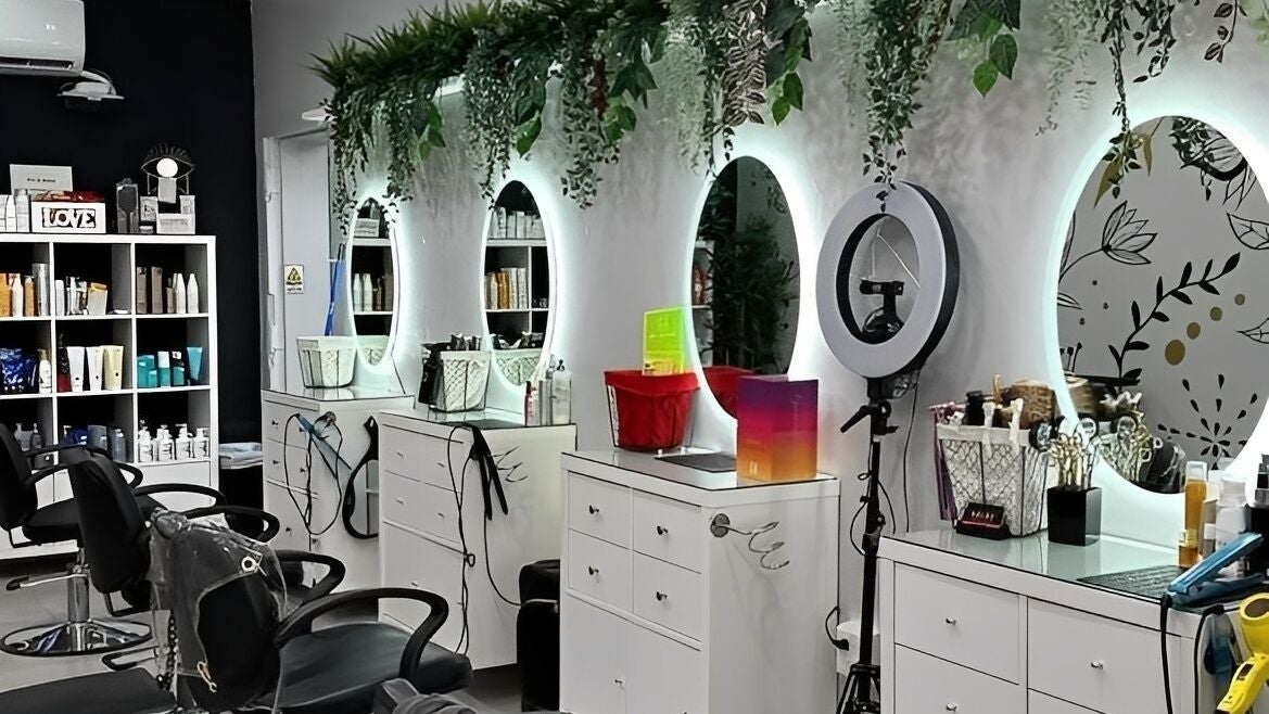 Interior moderno de Ghel Stylist en Caguas, Caguas, PR con espejos iluminados y plantas decorativas.