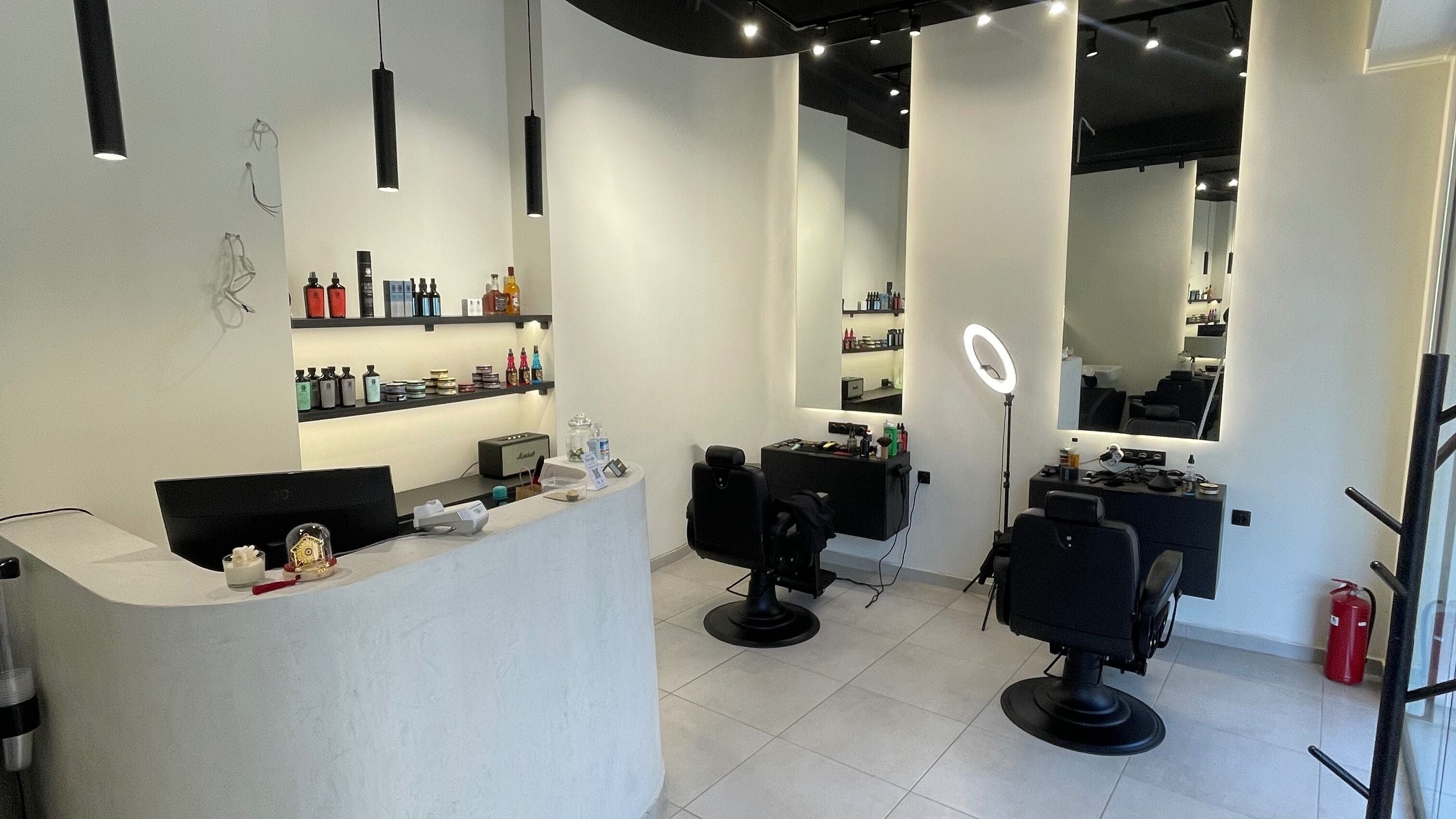 Μοντέρνο κομμωτήριο Barberstry στην Αθήνα, GR με minimal design και άνετα καθίσματα.