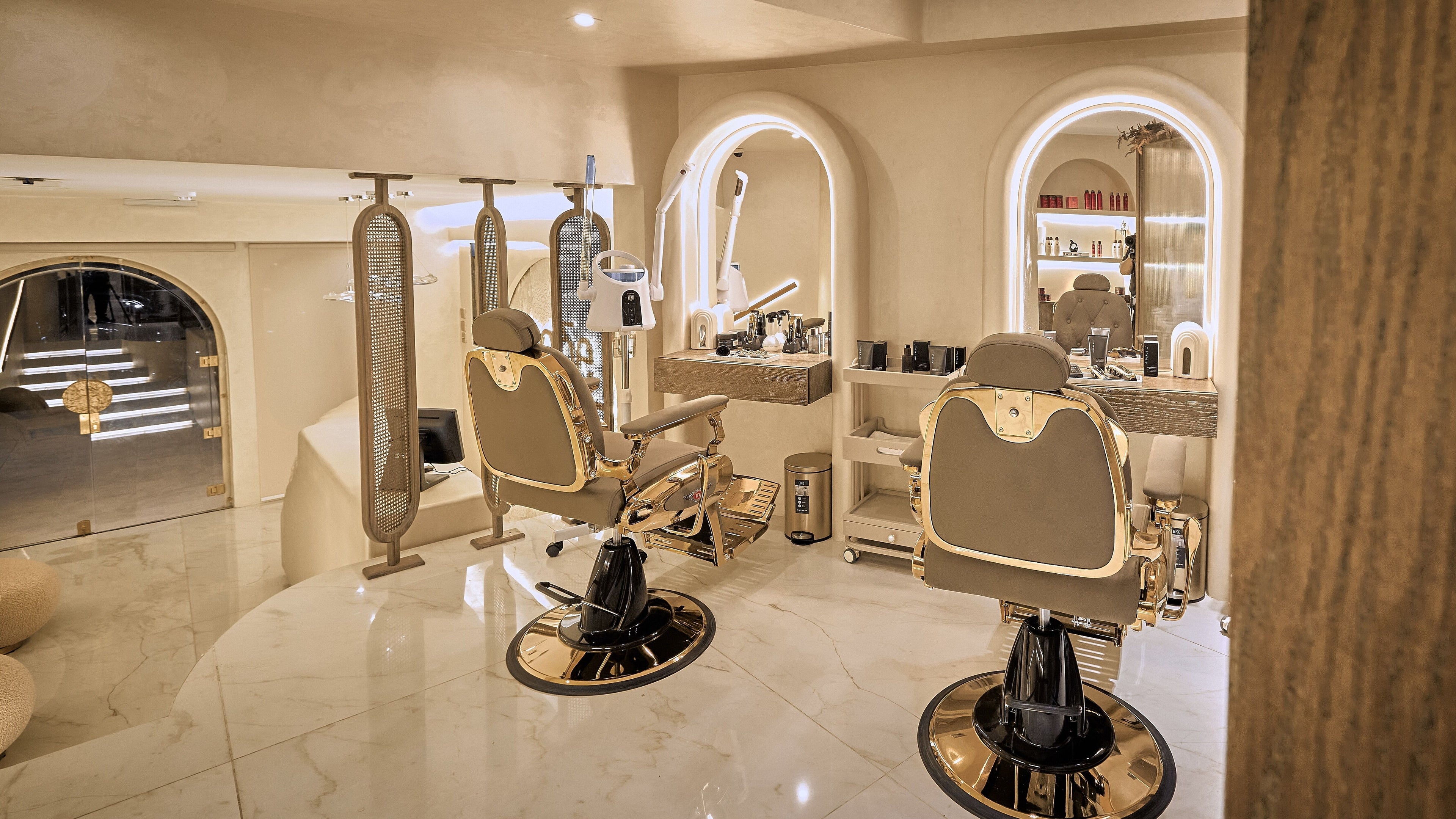 غرفة حلاقة فاخرة في Code Barber&Spa، جدة، منطقة مكة، السعودية مزودة بتجهيزات حديثة ومقاعد باروكية مذهبة.