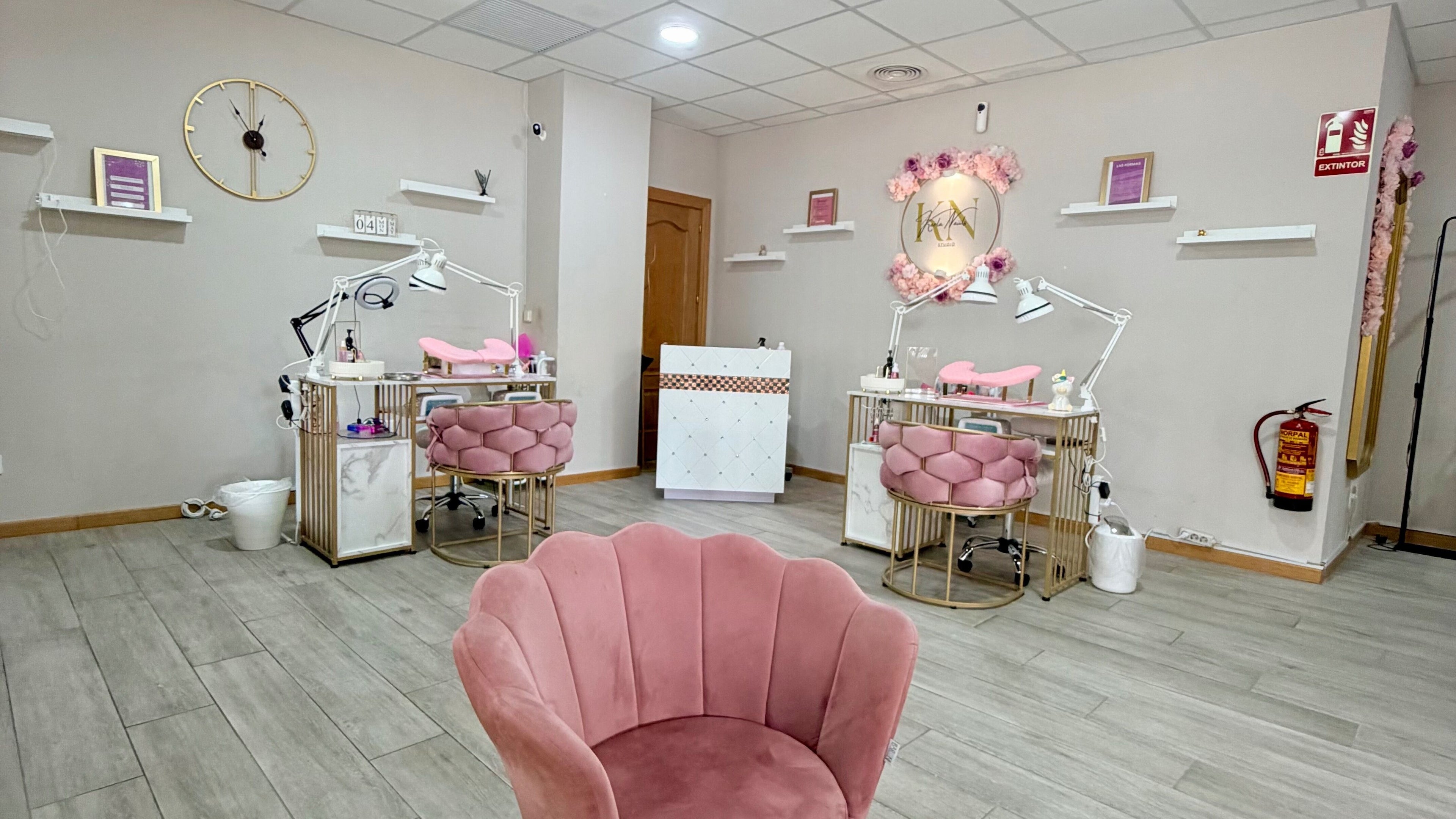 Interior de Karla Naiils Studio en Seseña, Castilla-la Mancha, ES, con sillas rosadas y estaciones de manicura.
